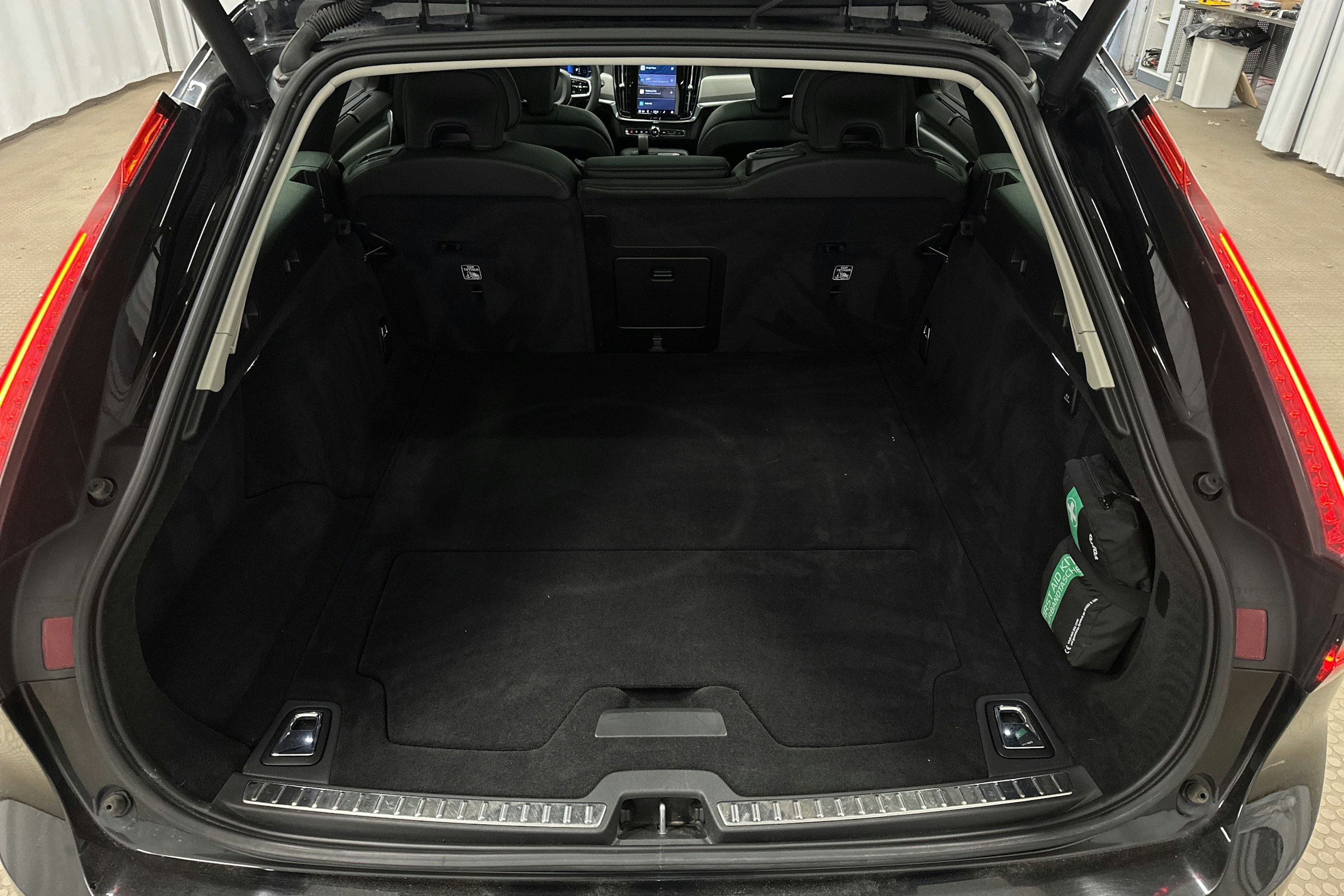 musta Volvo V90 2023 kuva 14.