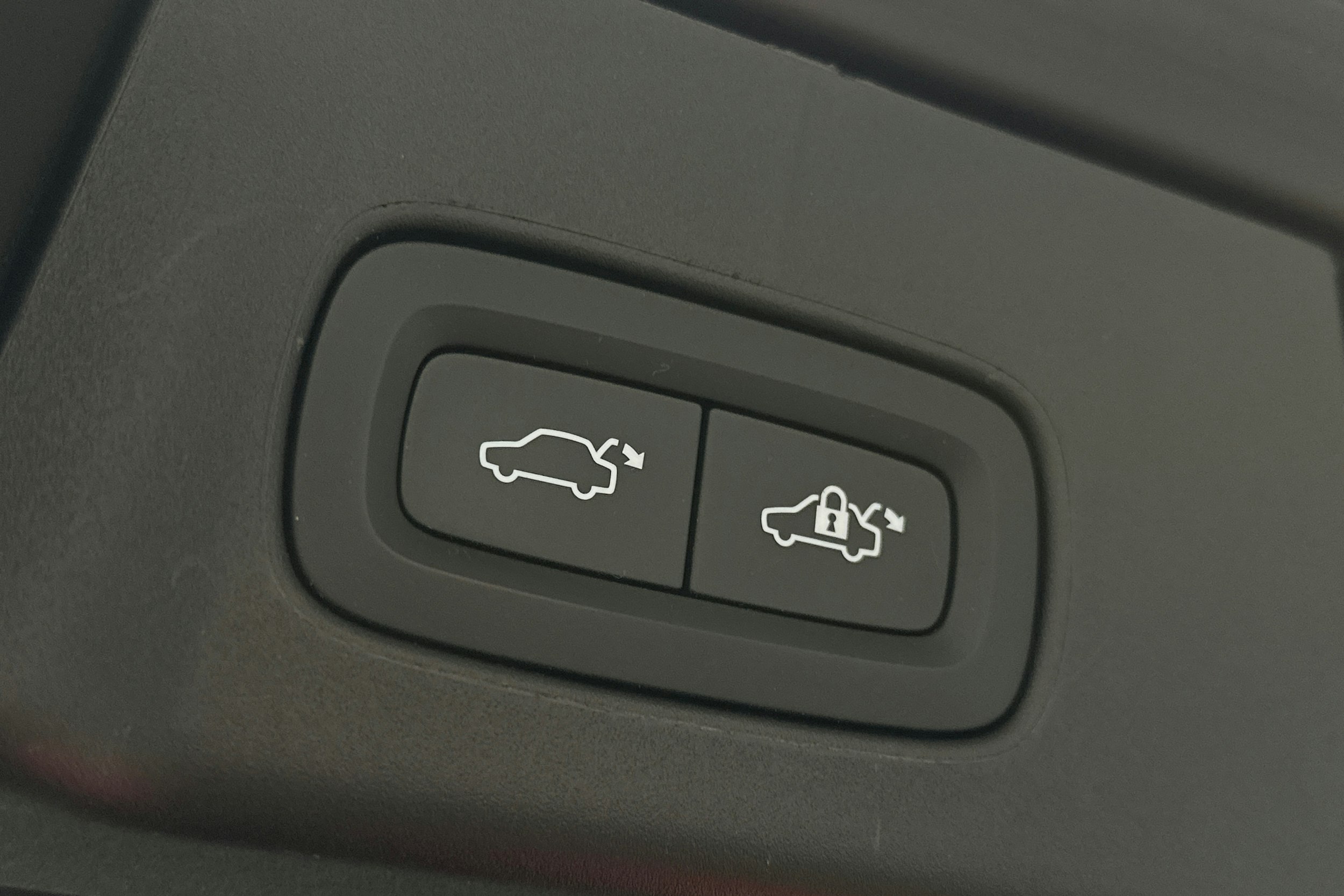 musta Volvo V90 2023 kuva 15.