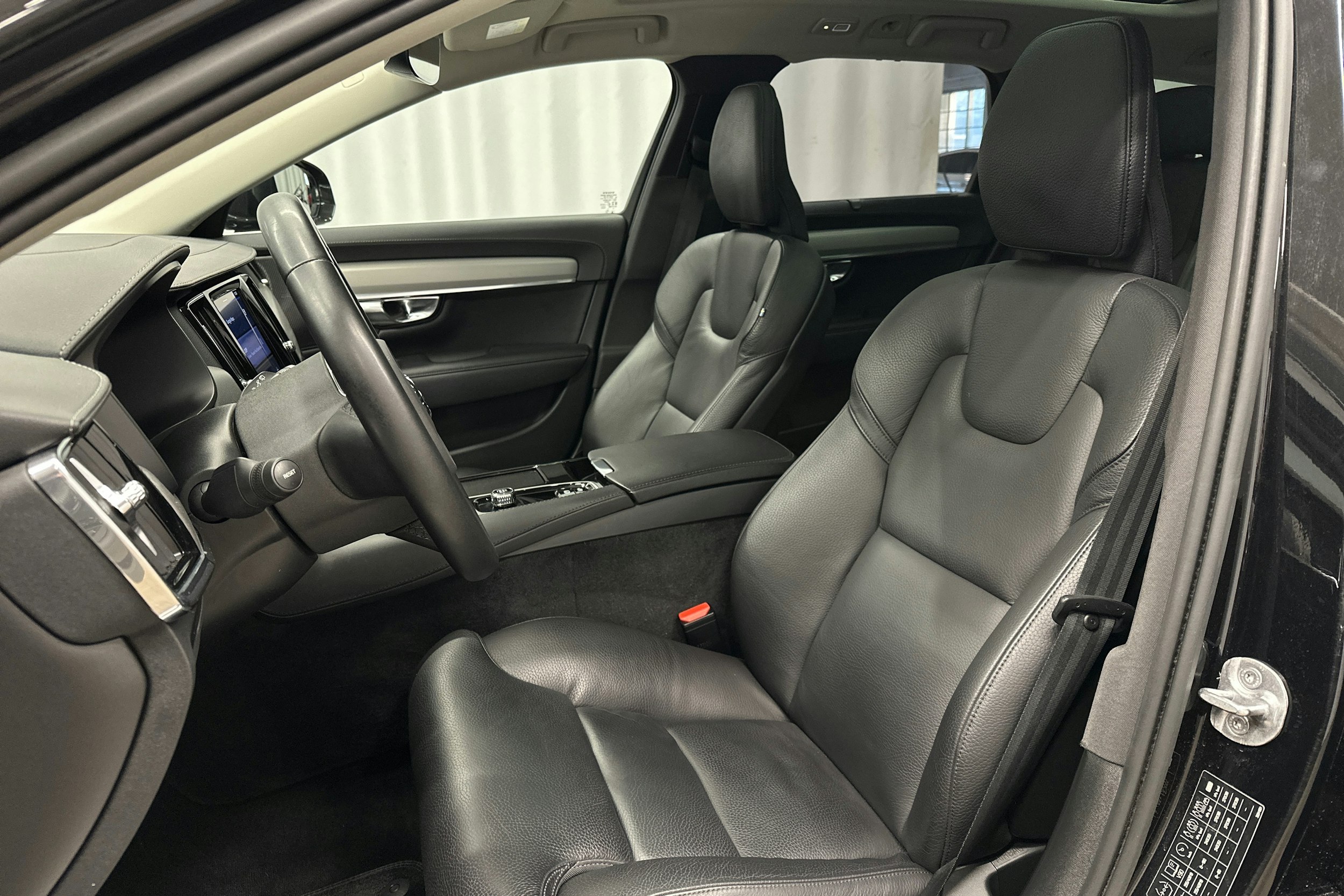 musta Volvo V90 2023 kuva 17.