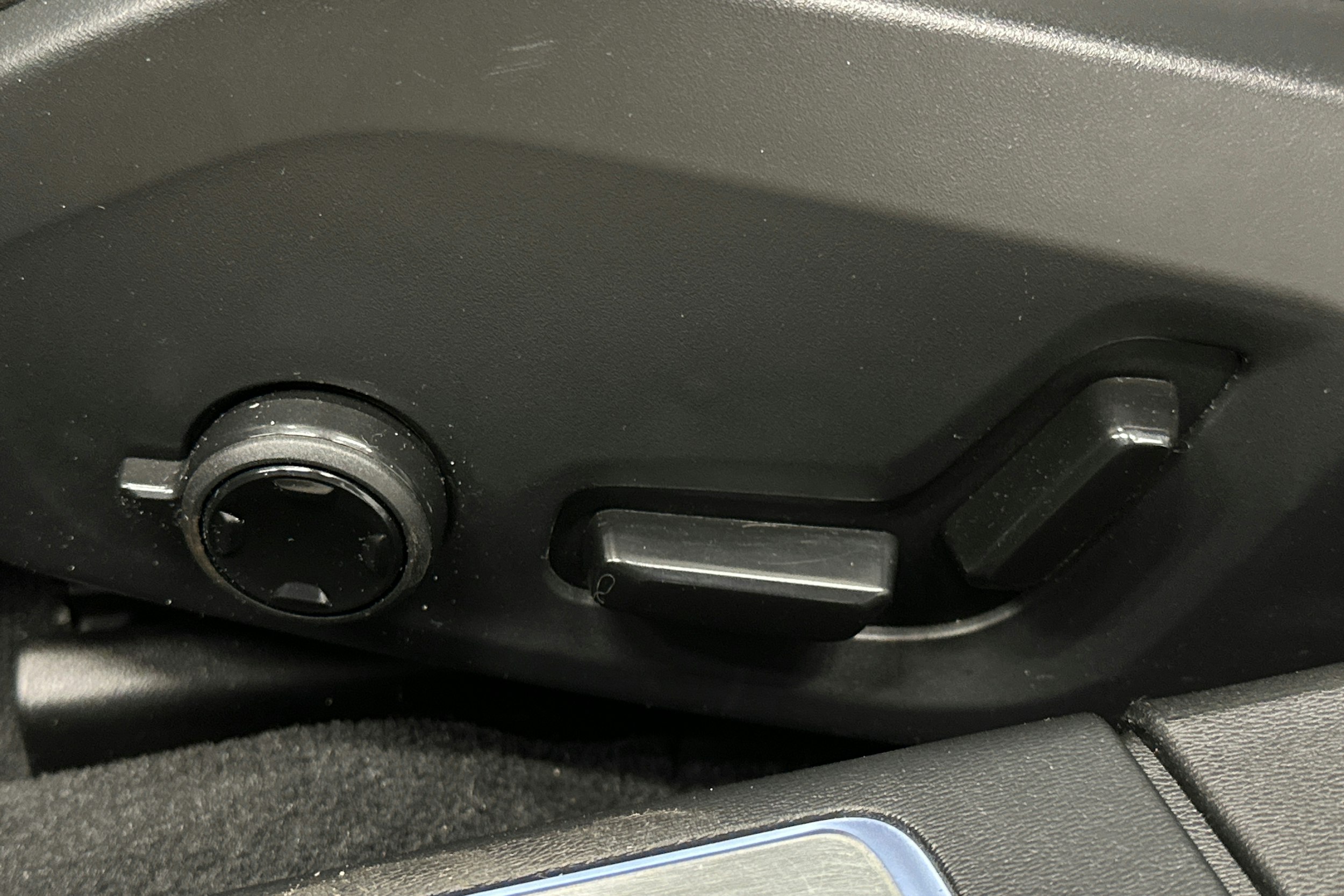 musta Volvo V90 2023 kuva 18.