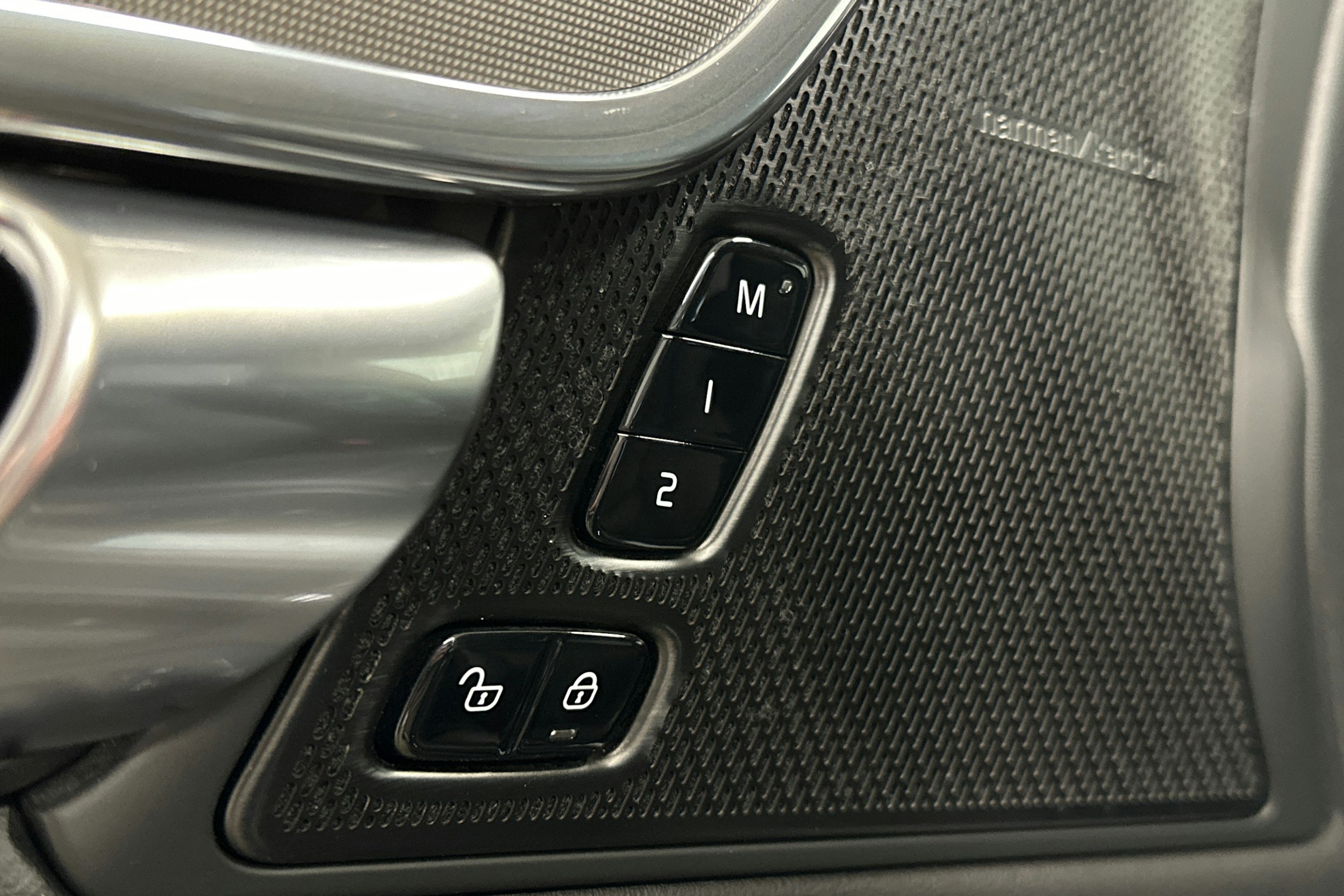 musta Volvo V90 2023 kuva 19.