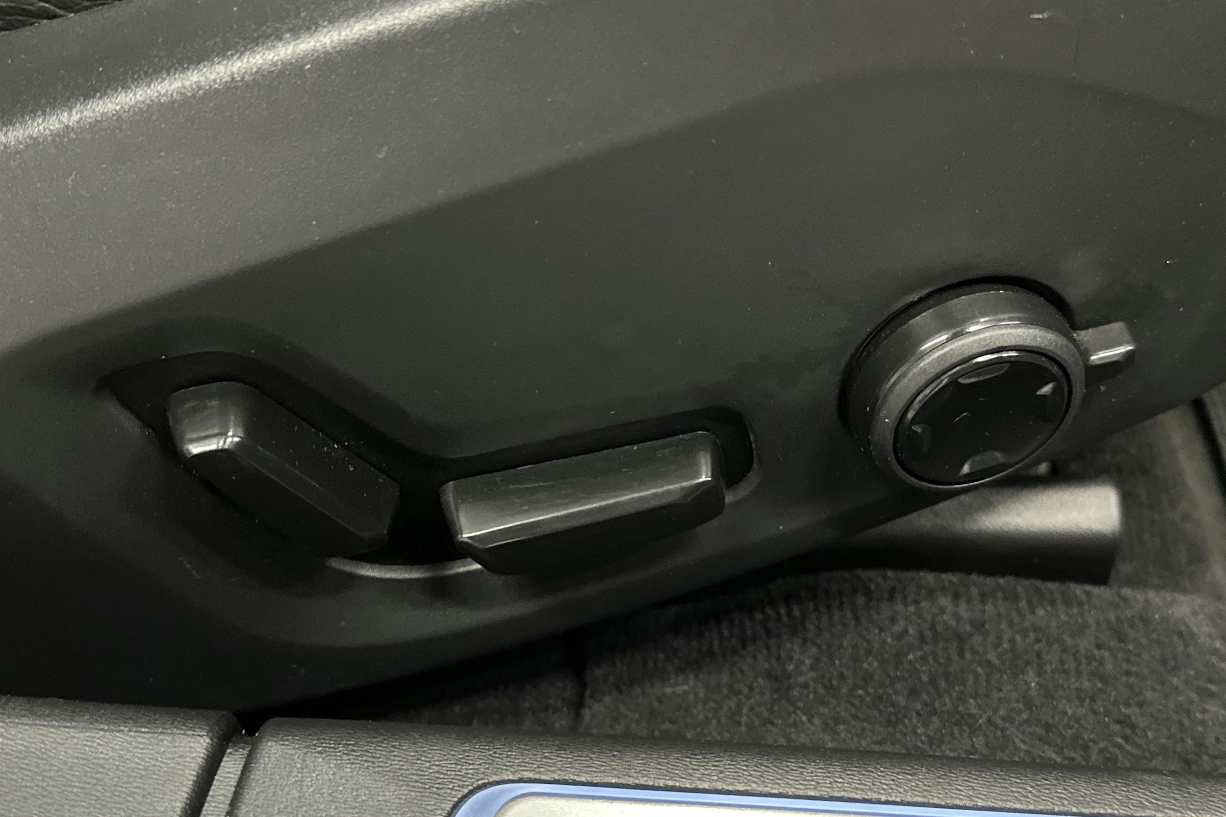 musta Volvo V90 2023 kuva 20.