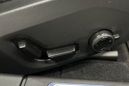 musta Volvo V90 2023 kuva 20.