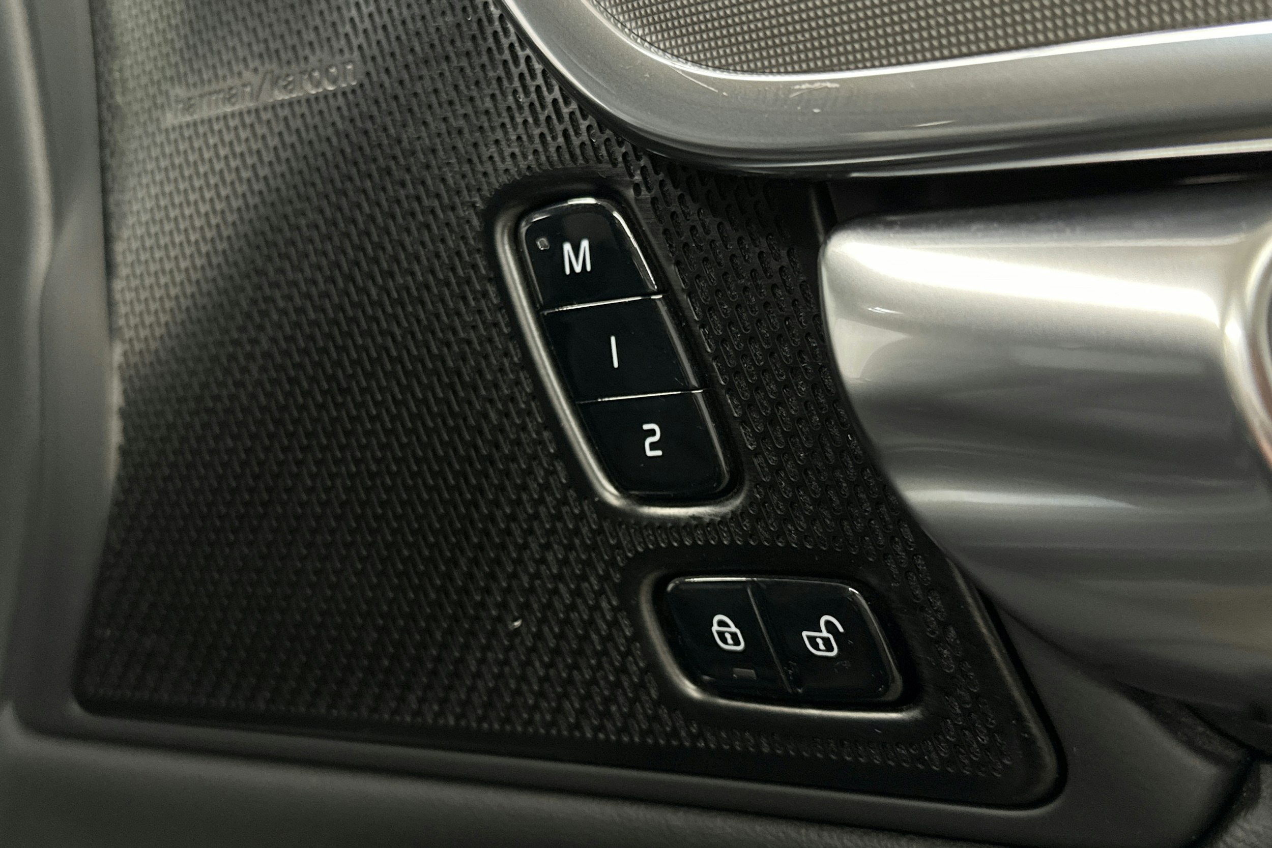 musta Volvo V90 2023 kuva 21.