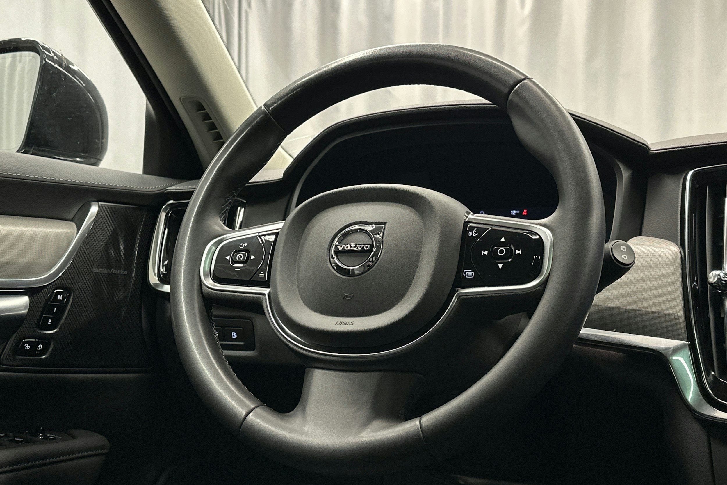 musta Volvo V90 2023 kuva 22.