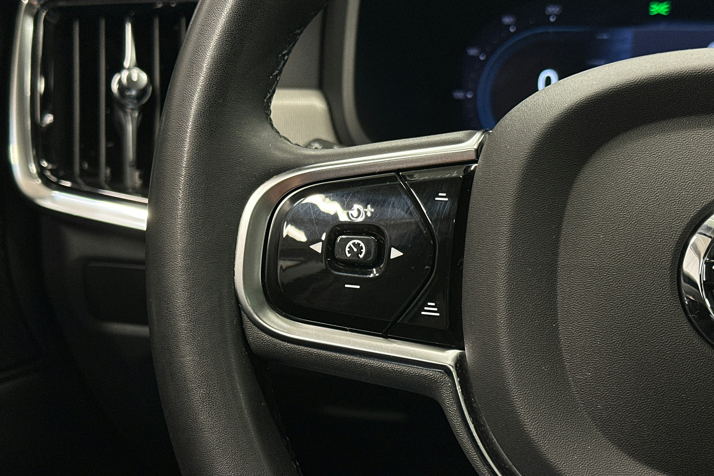 musta Volvo V90 2023 kuva 23.