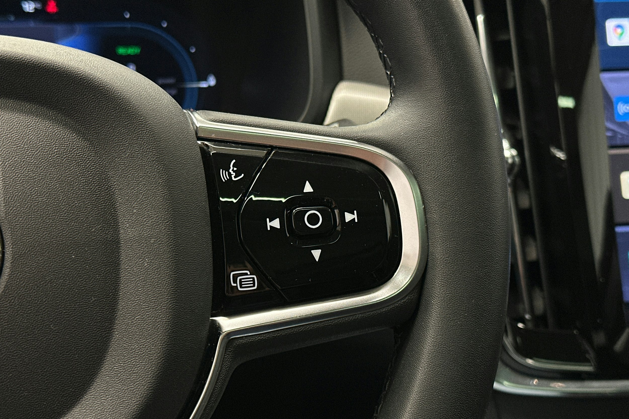 musta Volvo V90 2023 kuva 24.