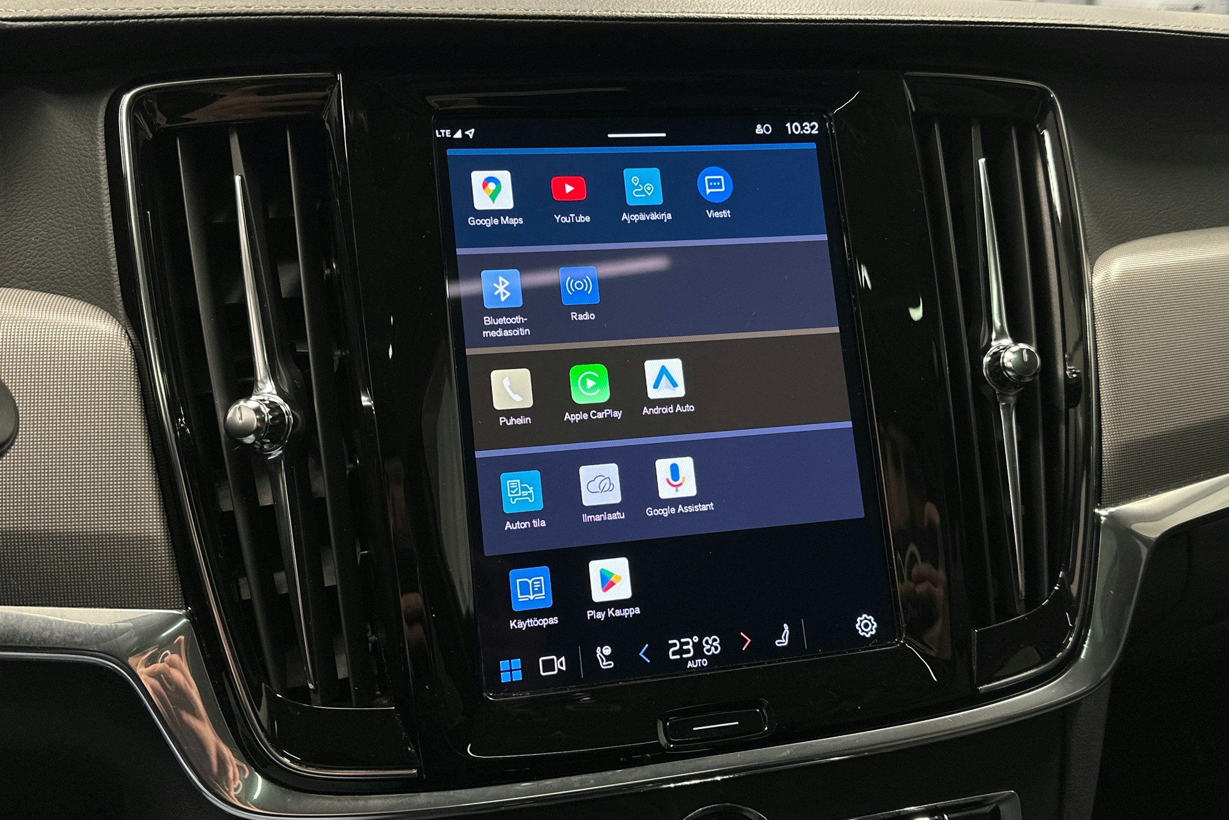 musta Volvo V90 2023 kuva 27.