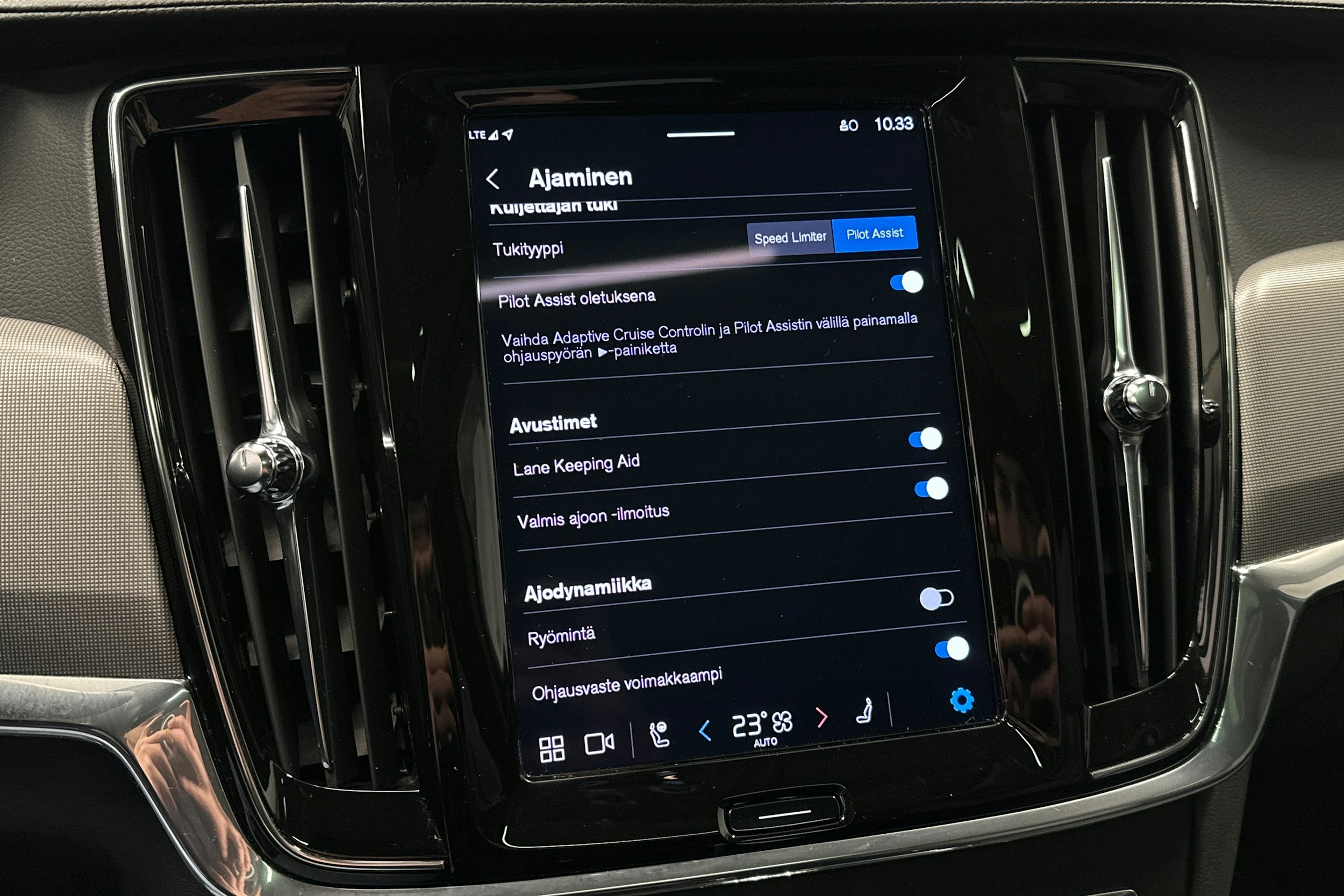 musta Volvo V90 2023 kuva 30.