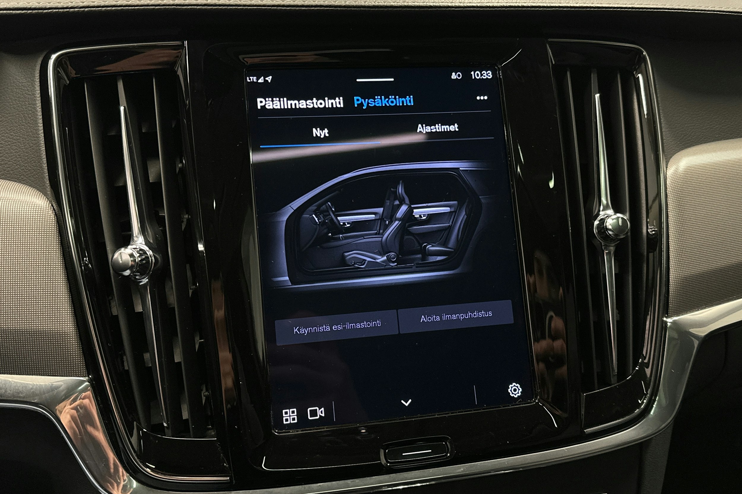 musta Volvo V90 2023 kuva 31.