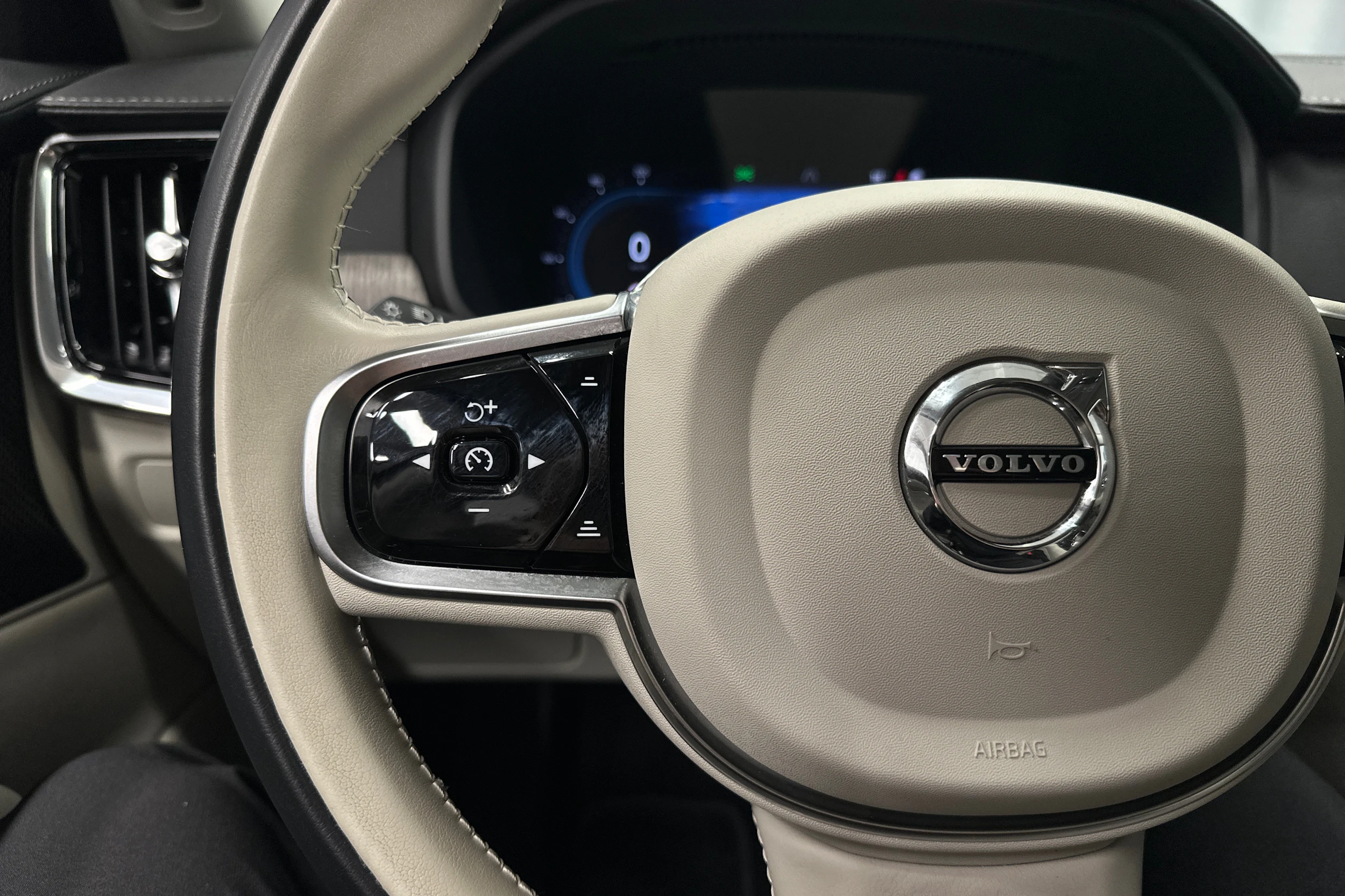 musta Volvo V90 2023 kuva 11.