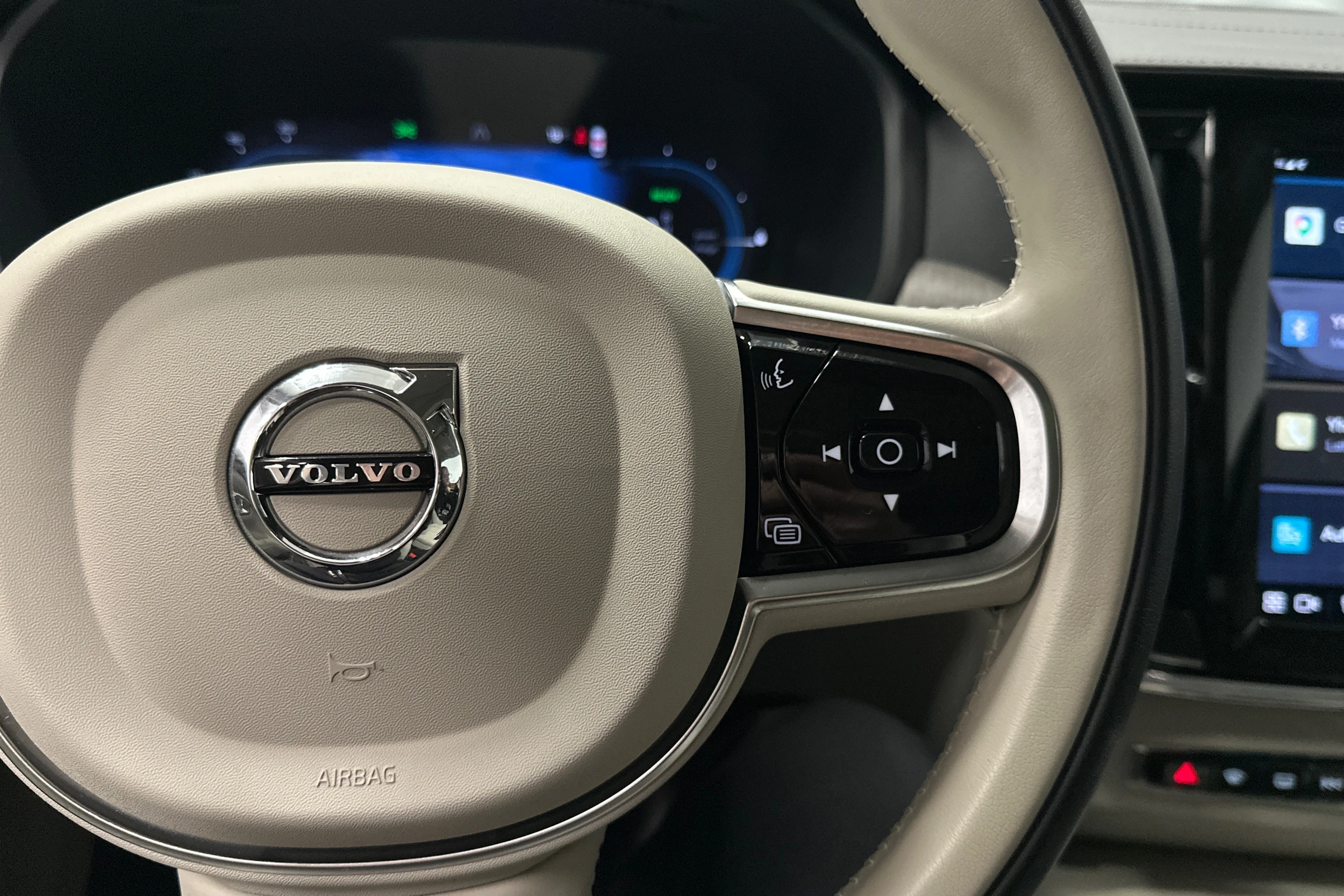 musta Volvo V90 2023 kuva 12.