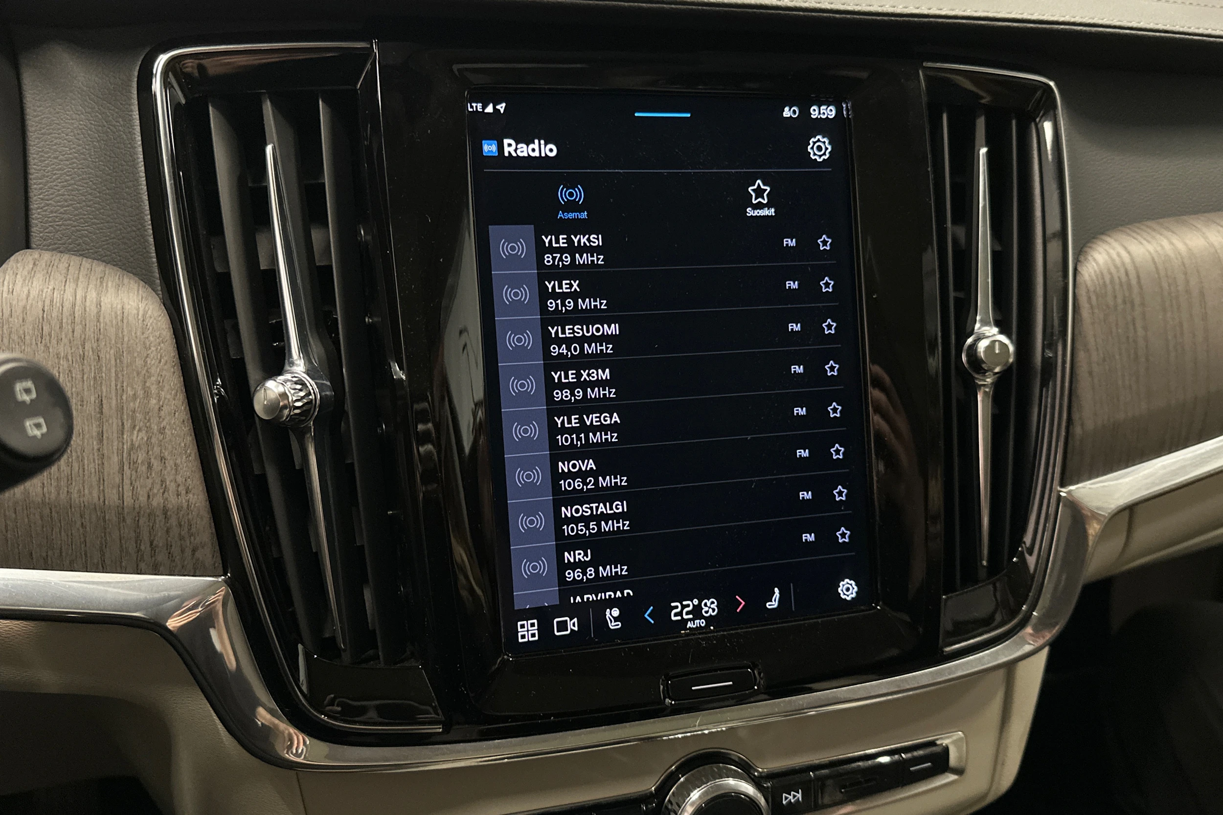 musta Volvo V90 2023 kuva 21.