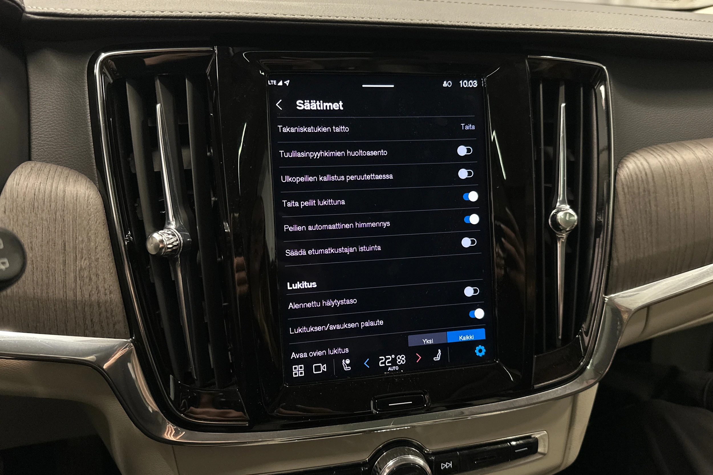 musta Volvo V90 2023 kuva 29.