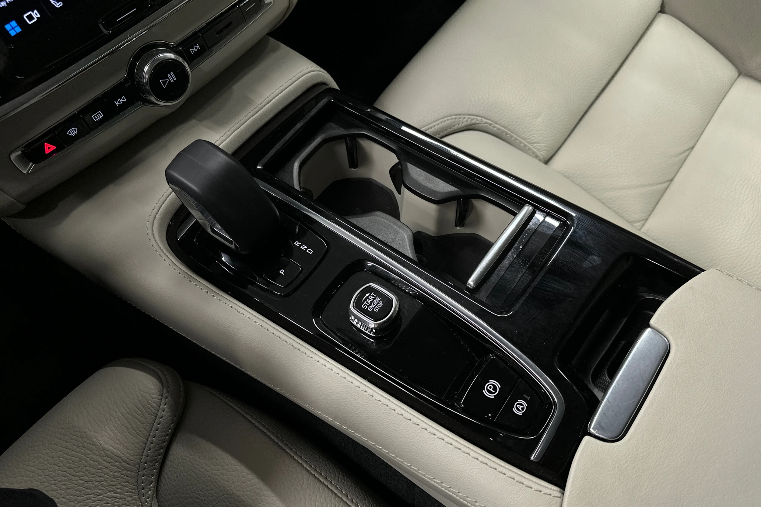 musta Volvo V90 2023 kuva 31.
