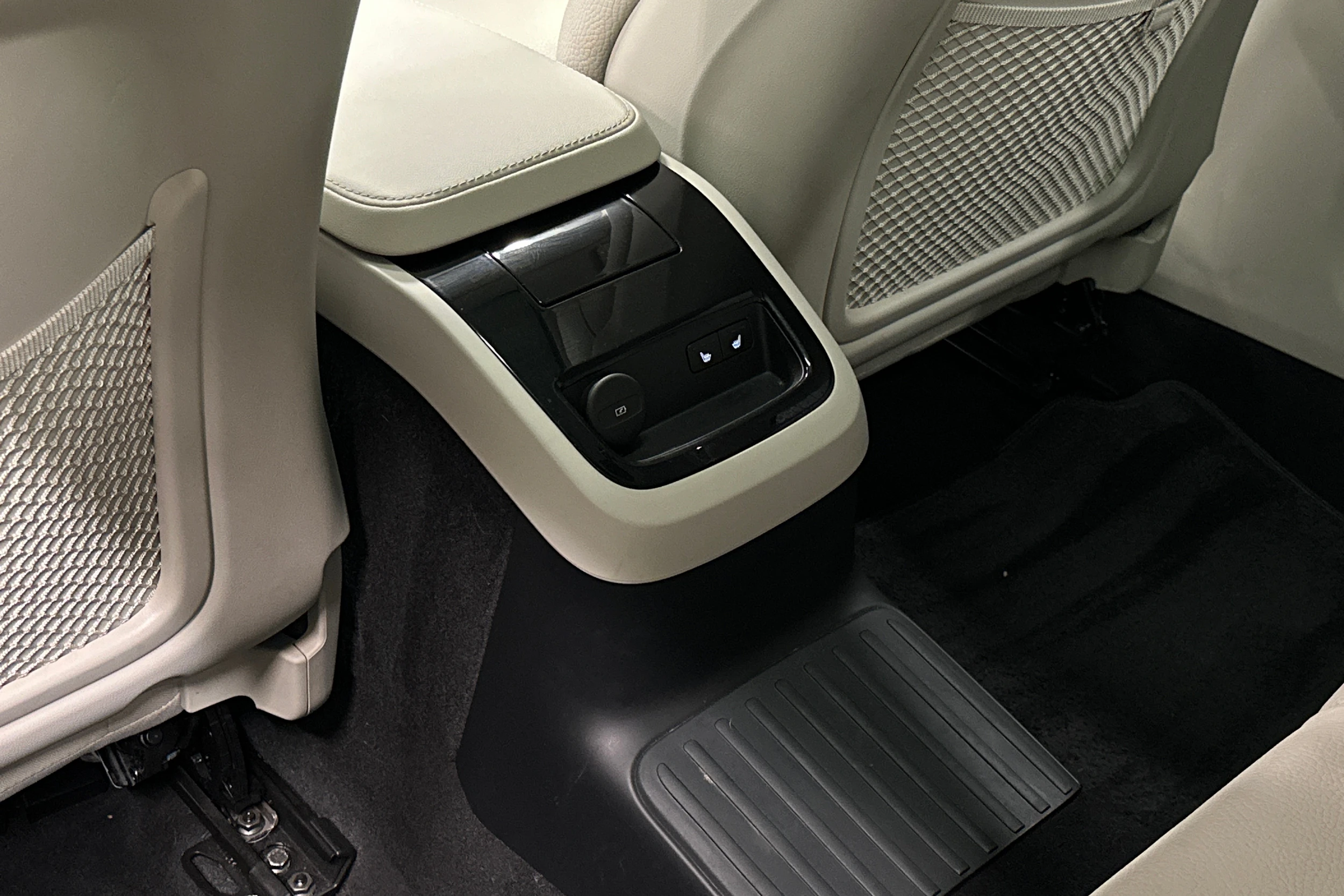musta Volvo V90 2023 kuva 34.