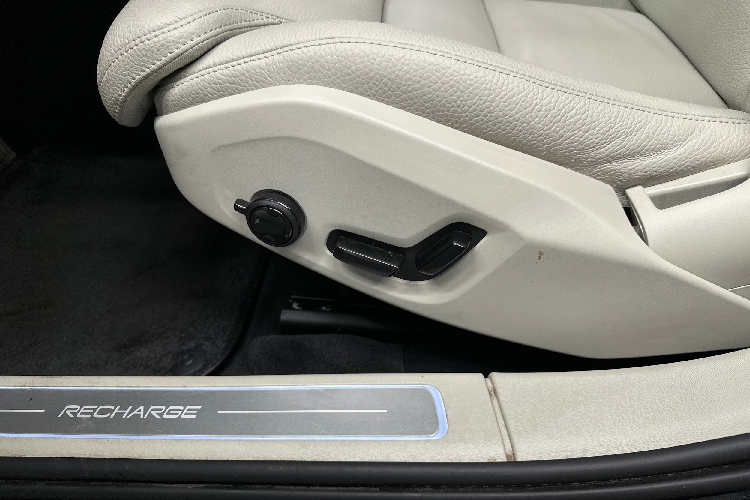 musta Volvo V90 2023 kuva 35.