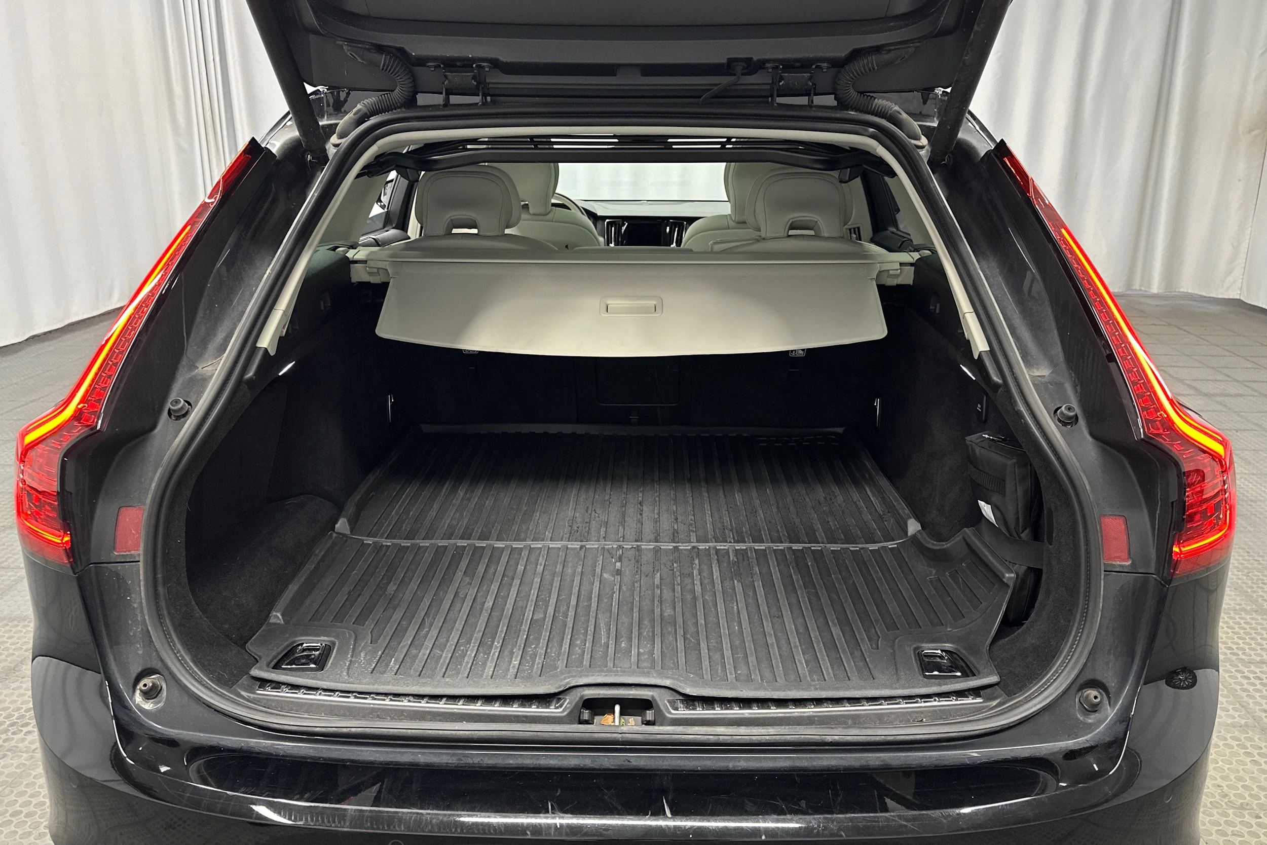 musta Volvo V90 2023 kuva 36.