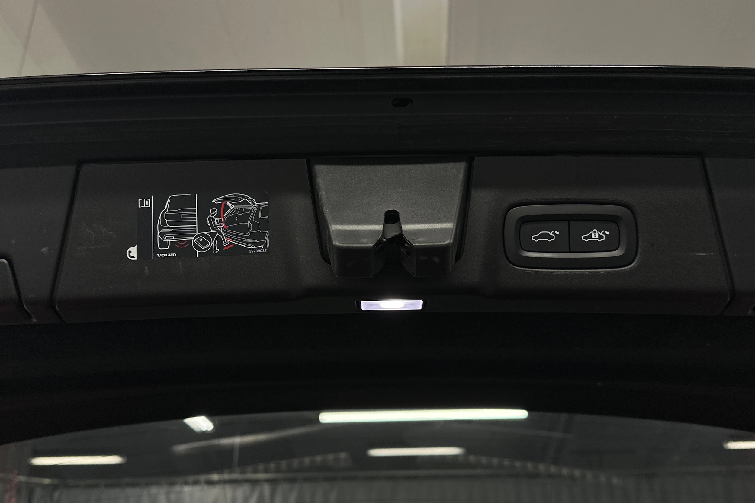 musta Volvo V90 2023 kuva 38.