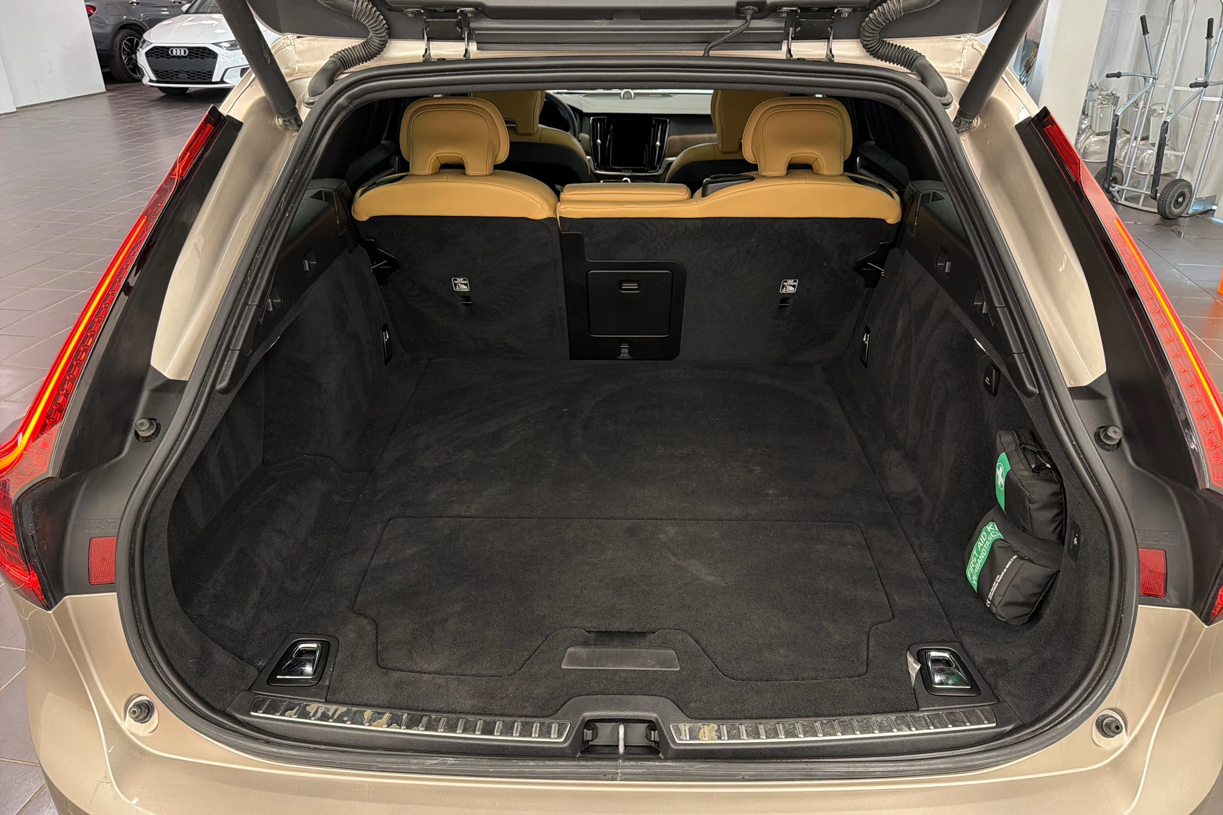 ruskea (beige) Volvo V90 2024 kuva 11.