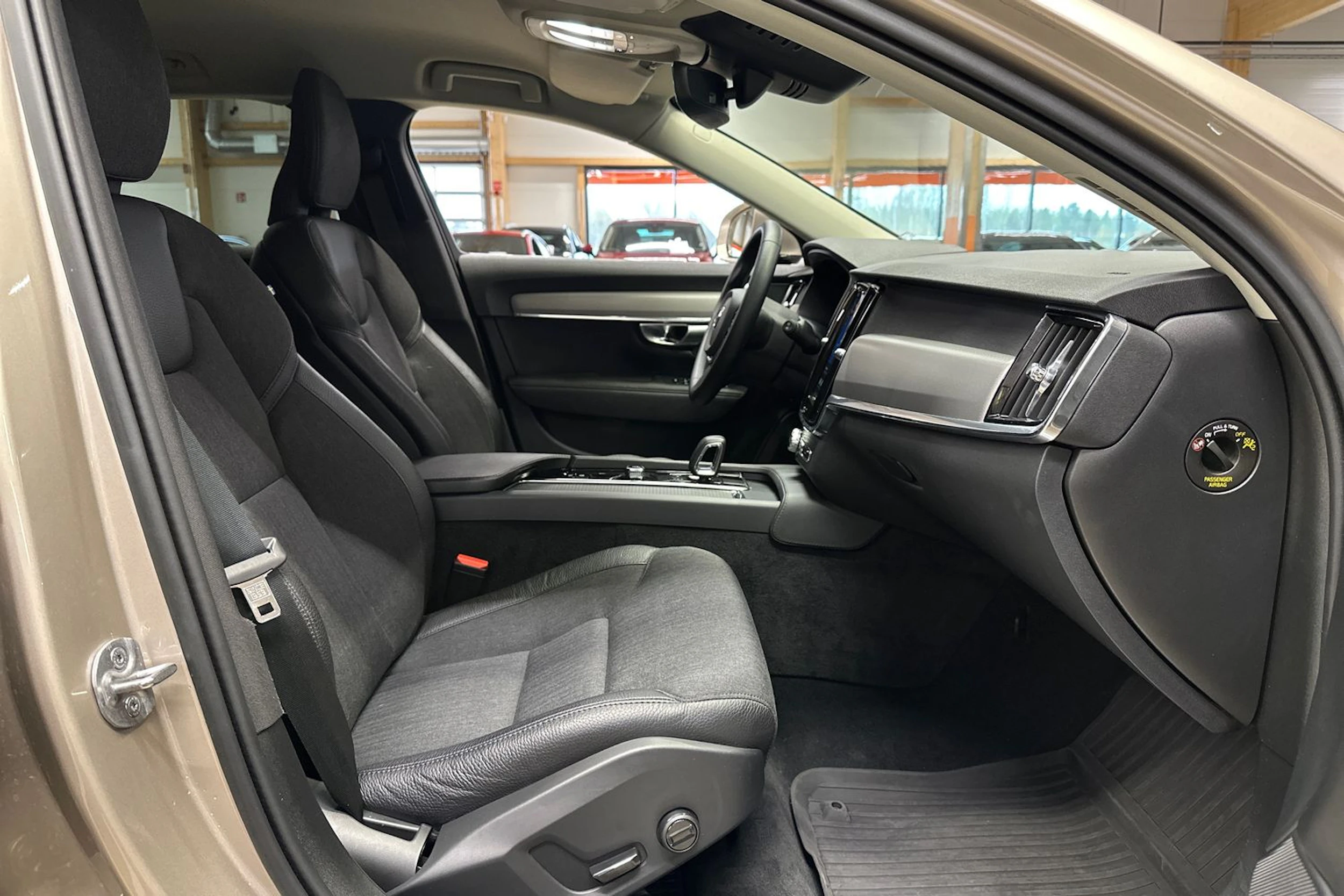 ruskea (beige) Volvo V90 2023 kuva 15.