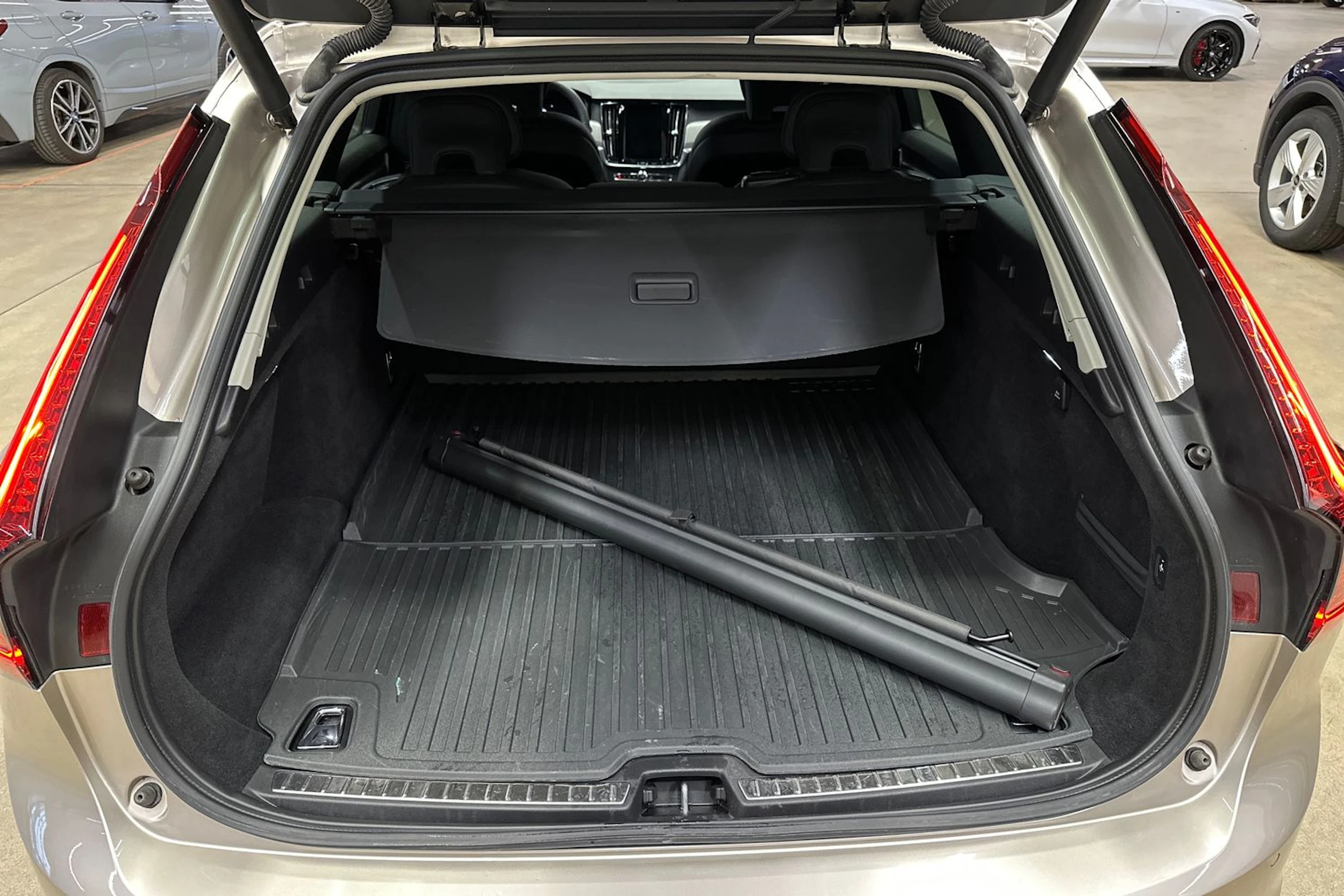 ruskea (beige) Volvo V90 2023 kuva 25.