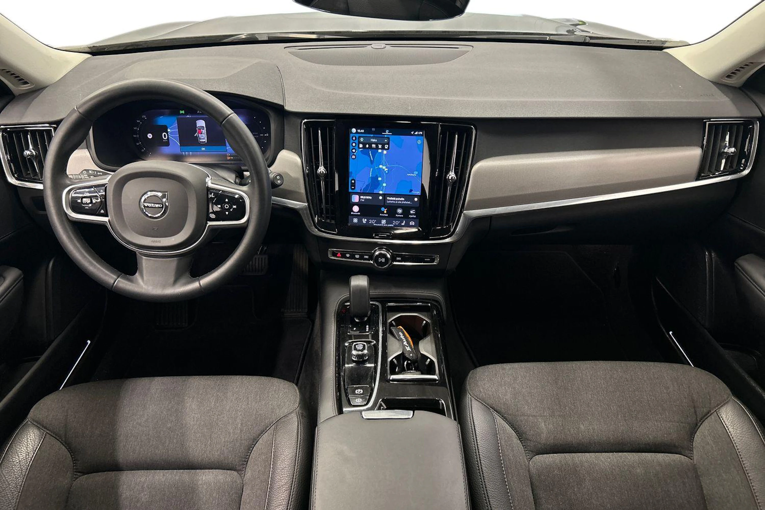 musta Volvo V90 2023 kuva 9.