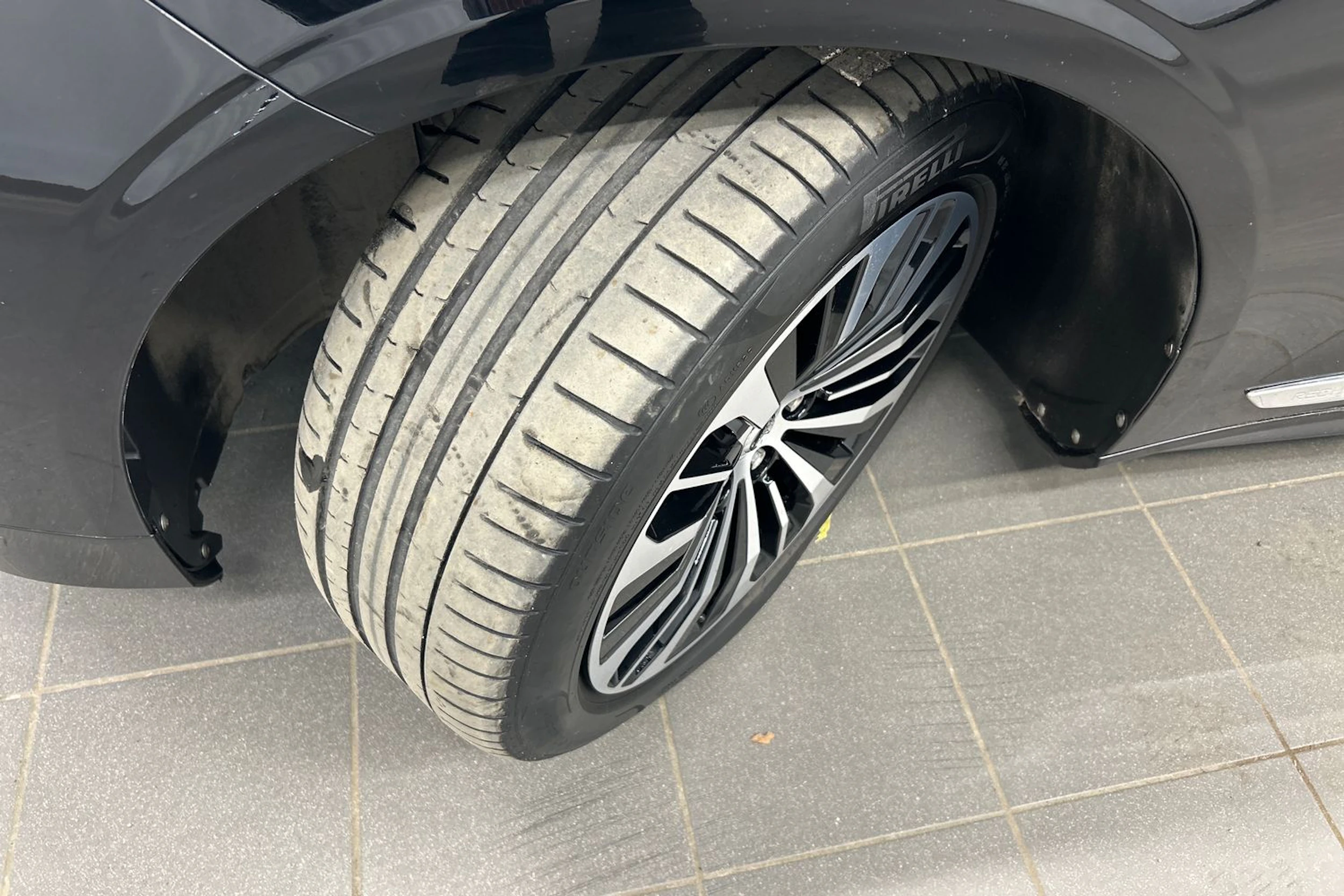musta Volvo V90 2023 kuva 13.