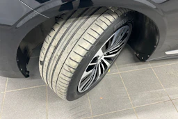 musta Volvo V90 2023 kuva 13.