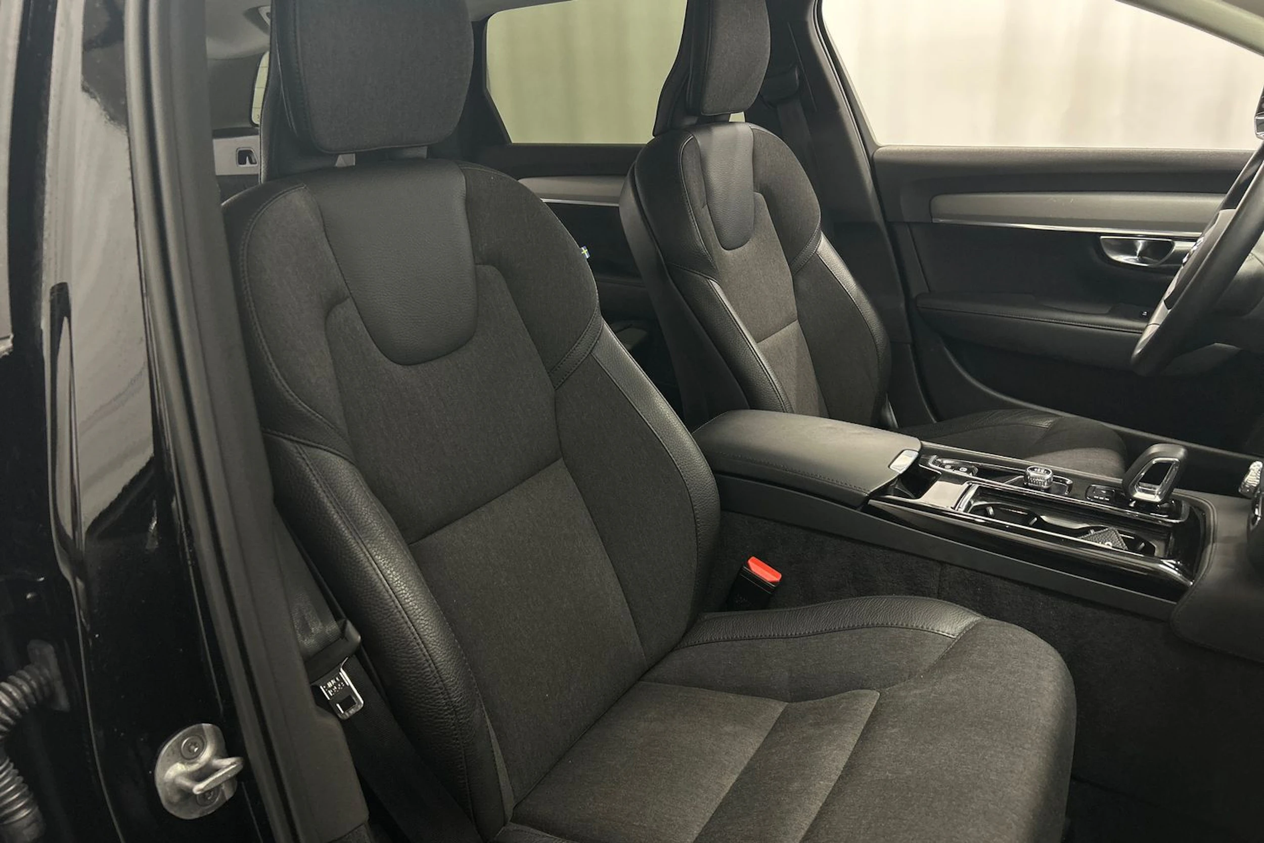 musta Volvo V90 2023 kuva 15.