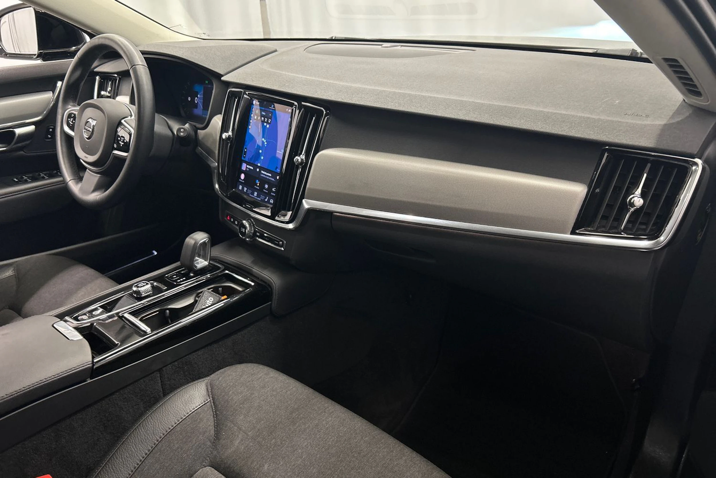 musta Volvo V90 2023 kuva 16.