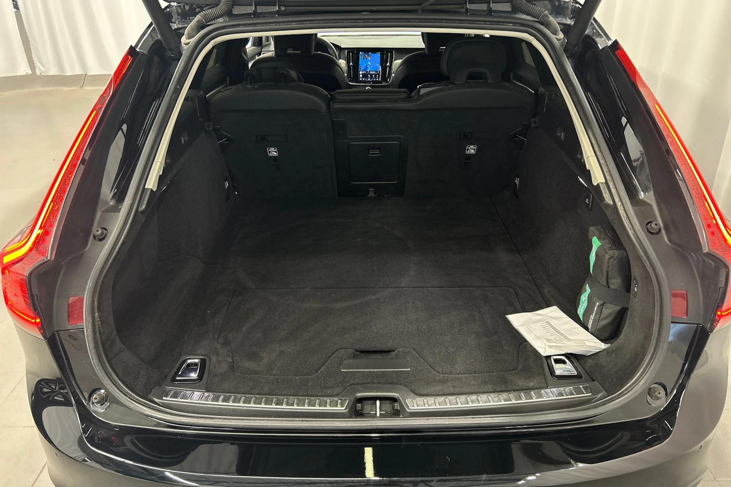 musta Volvo V90 2023 kuva 17.