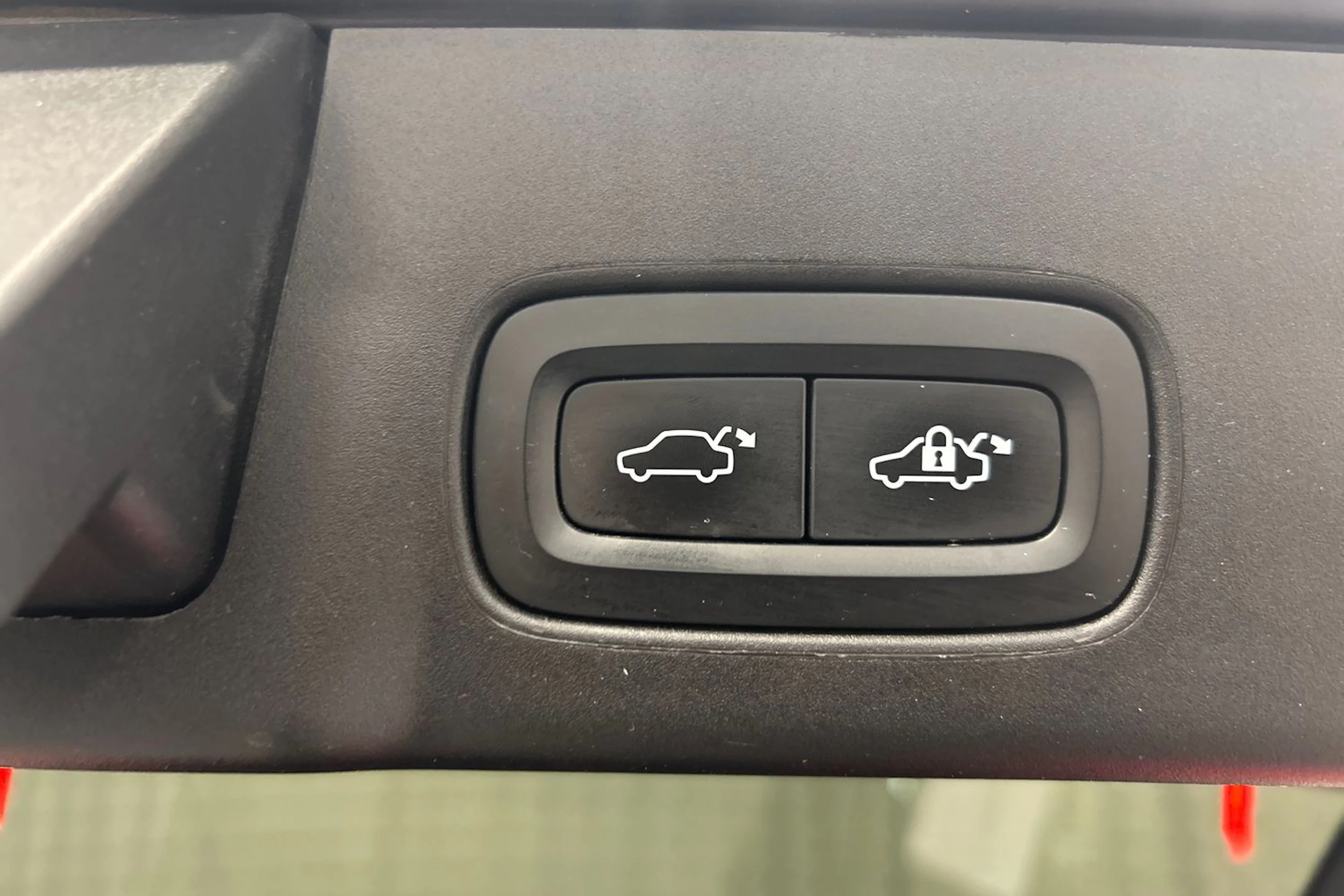 musta Volvo V90 2023 kuva 18.