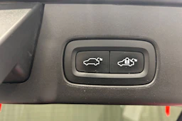musta Volvo V90 2023 kuva 18.