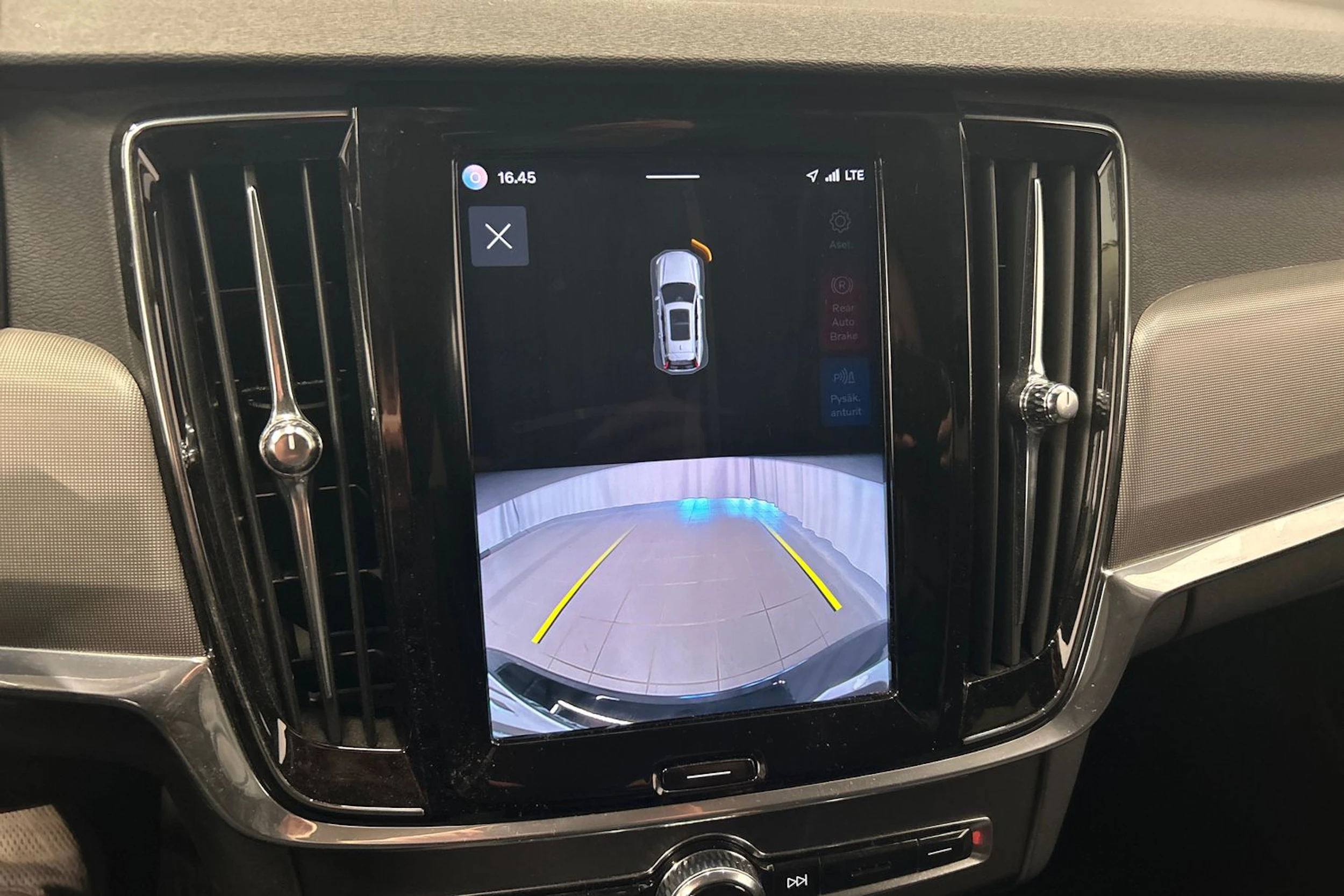 musta Volvo V90 2023 kuva 27.