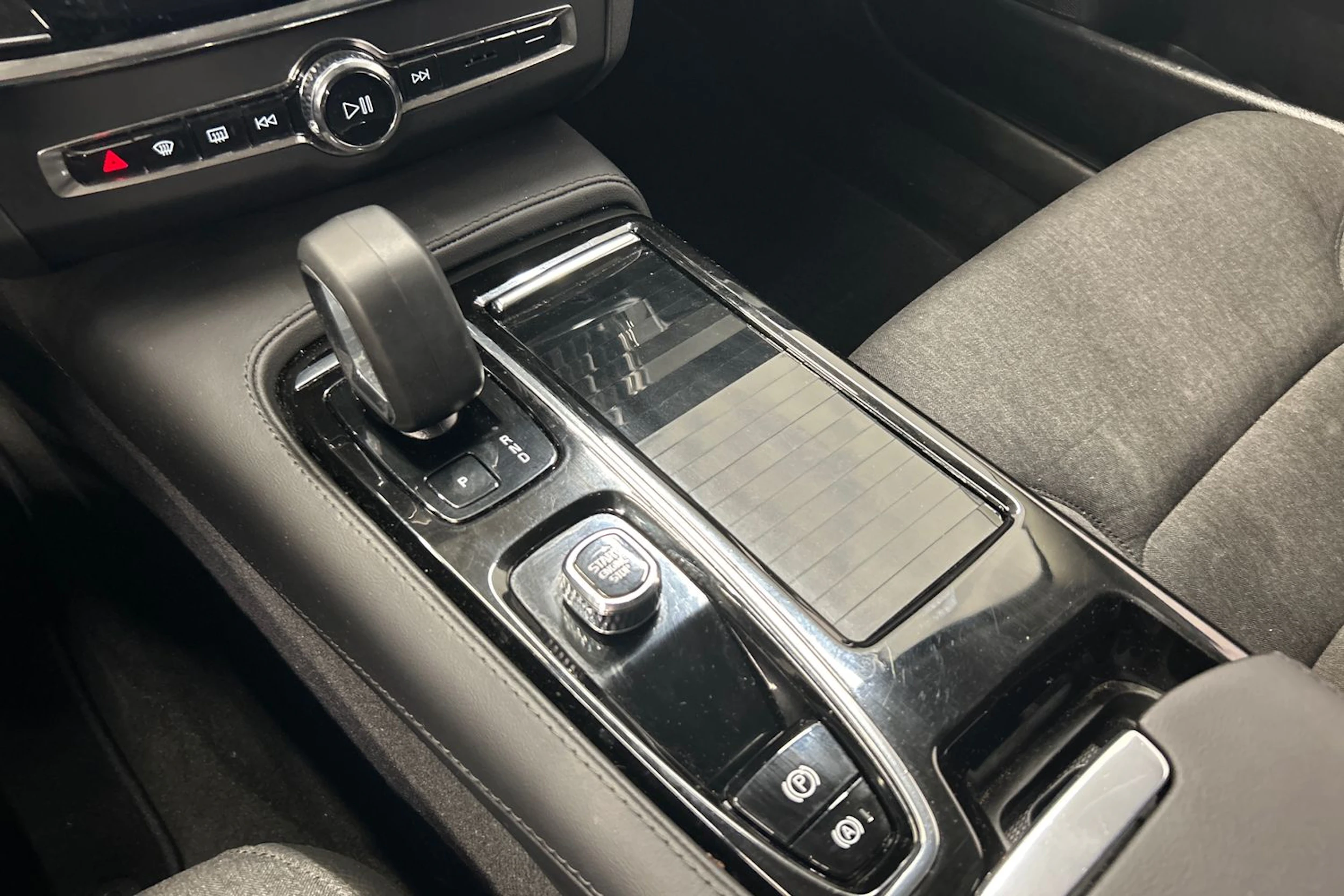 musta Volvo V90 2023 kuva 28.
