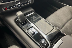 musta Volvo V90 2023 kuva 28.