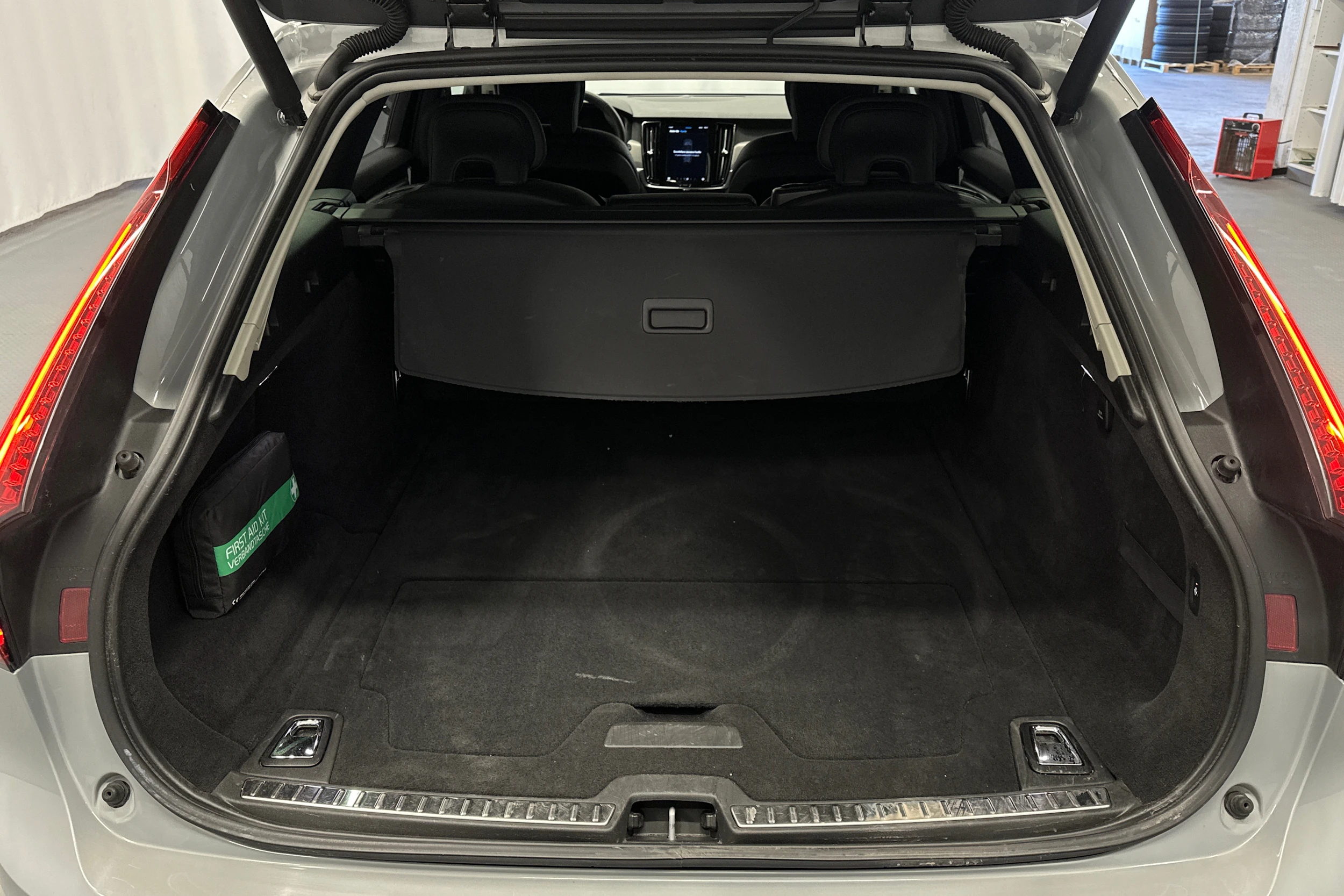 harmaa Volvo V90 2024 kuva 15.