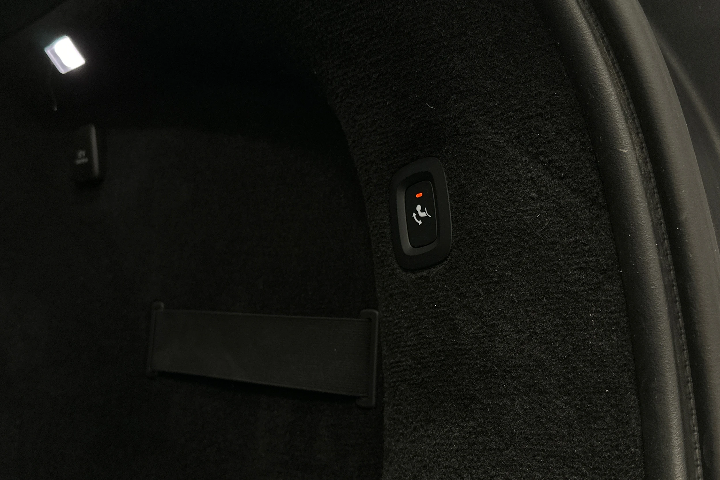 harmaa Volvo V90 2024 kuva 17.