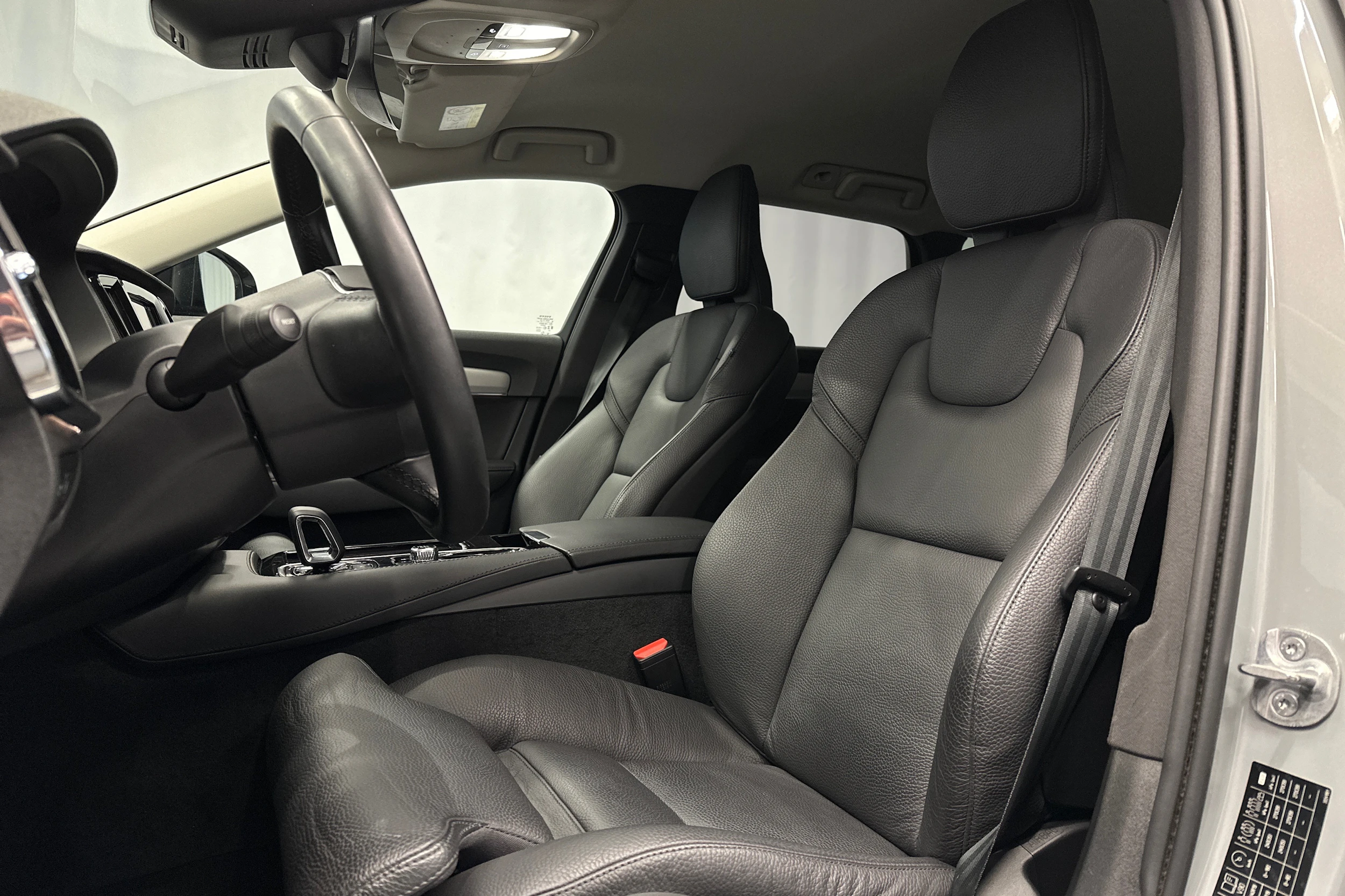 harmaa Volvo V90 2024 kuva 18.