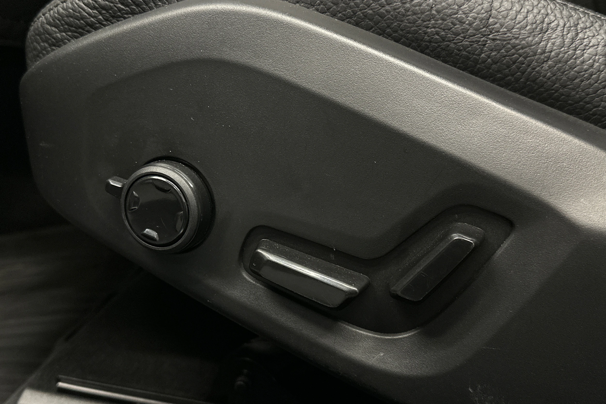 harmaa Volvo V90 2024 kuva 19.