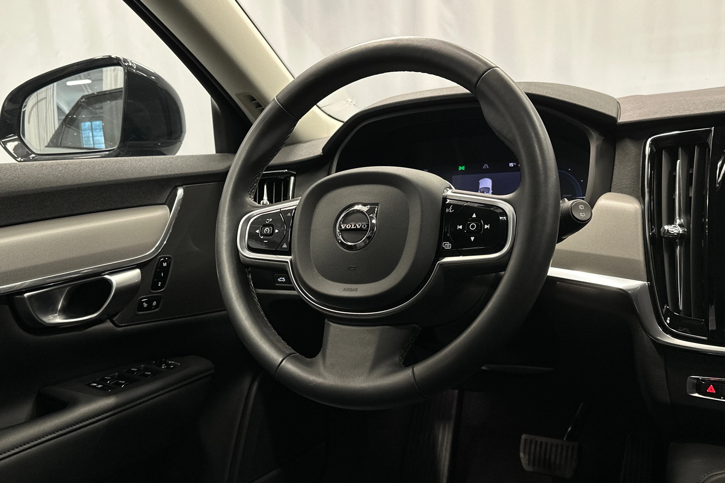 harmaa Volvo V90 2024 kuva 21.