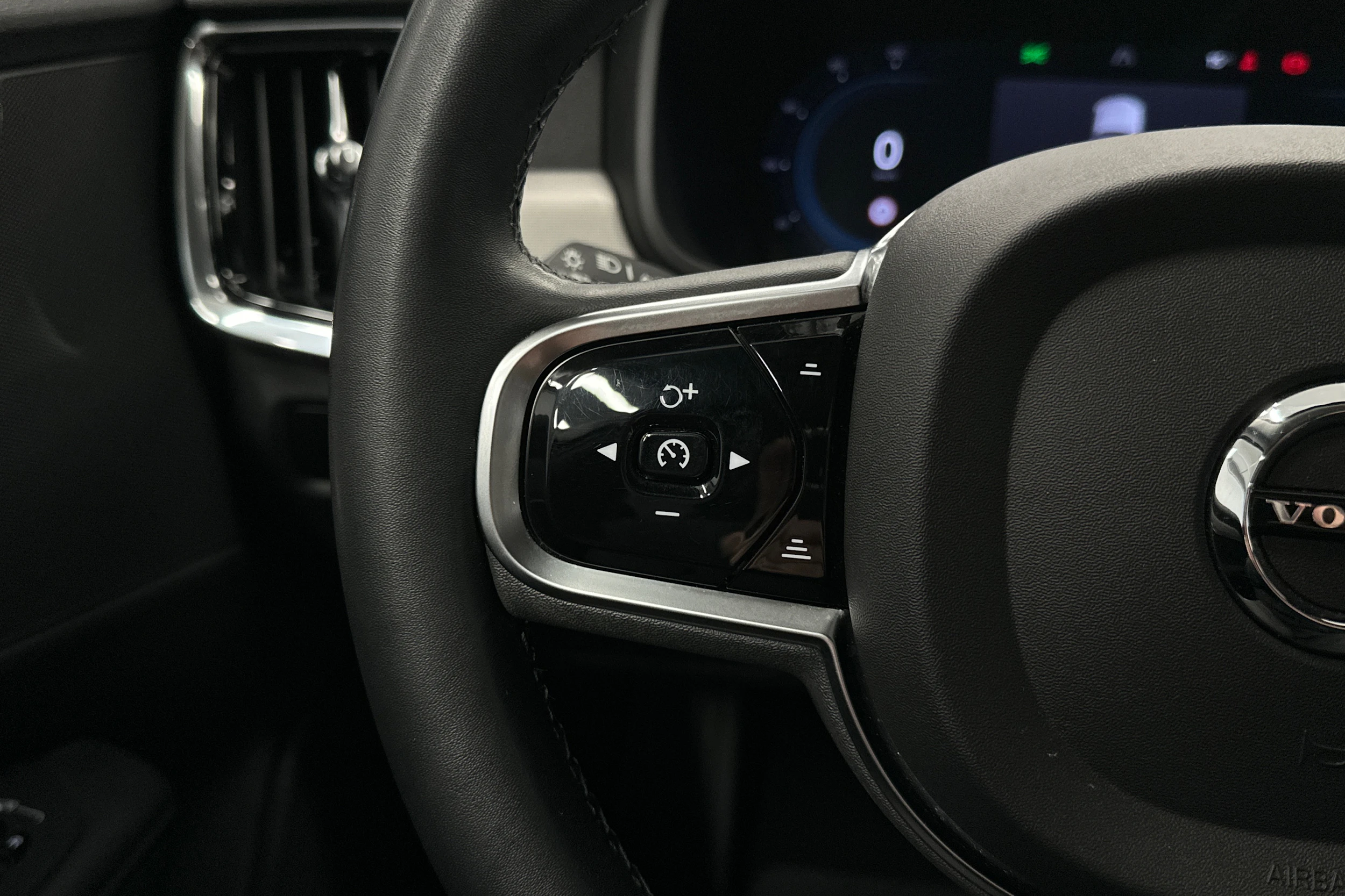 harmaa Volvo V90 2024 kuva 22.