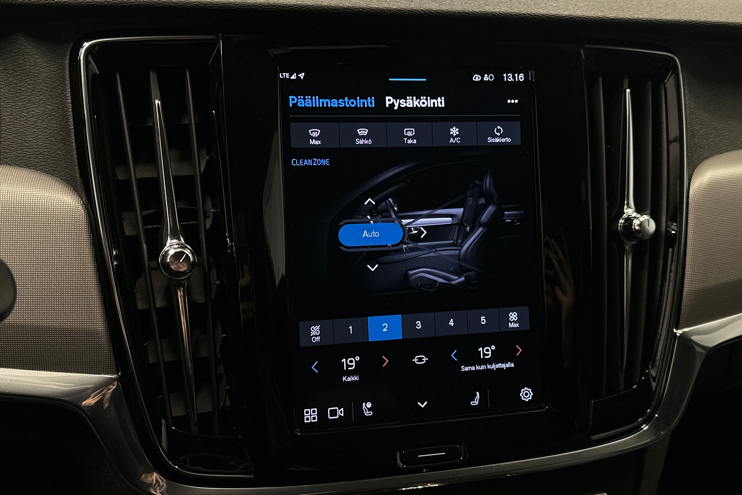 harmaa Volvo V90 2024 kuva 30.