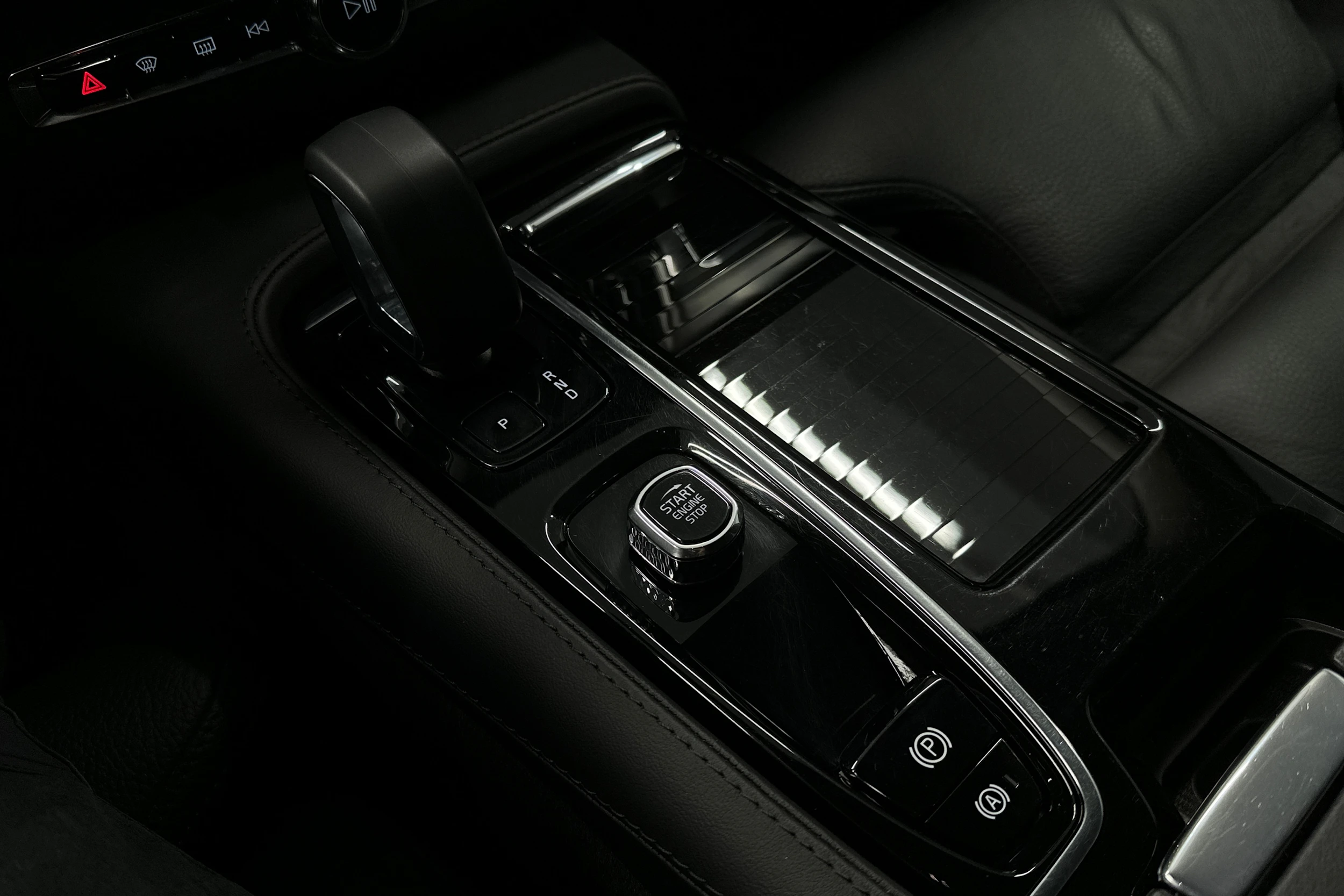 harmaa Volvo V90 2024 kuva 34.