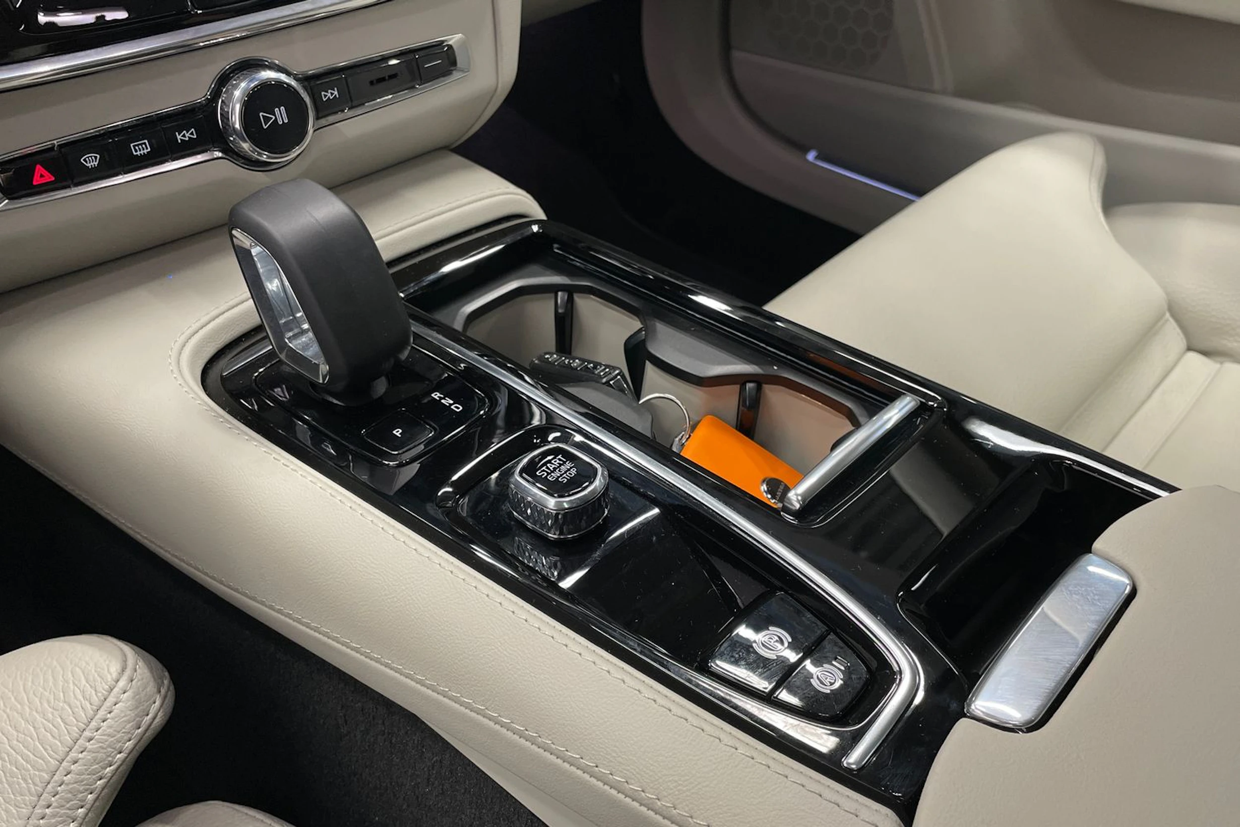 ruskea (beige) Volvo V90 2025 kuva 17.