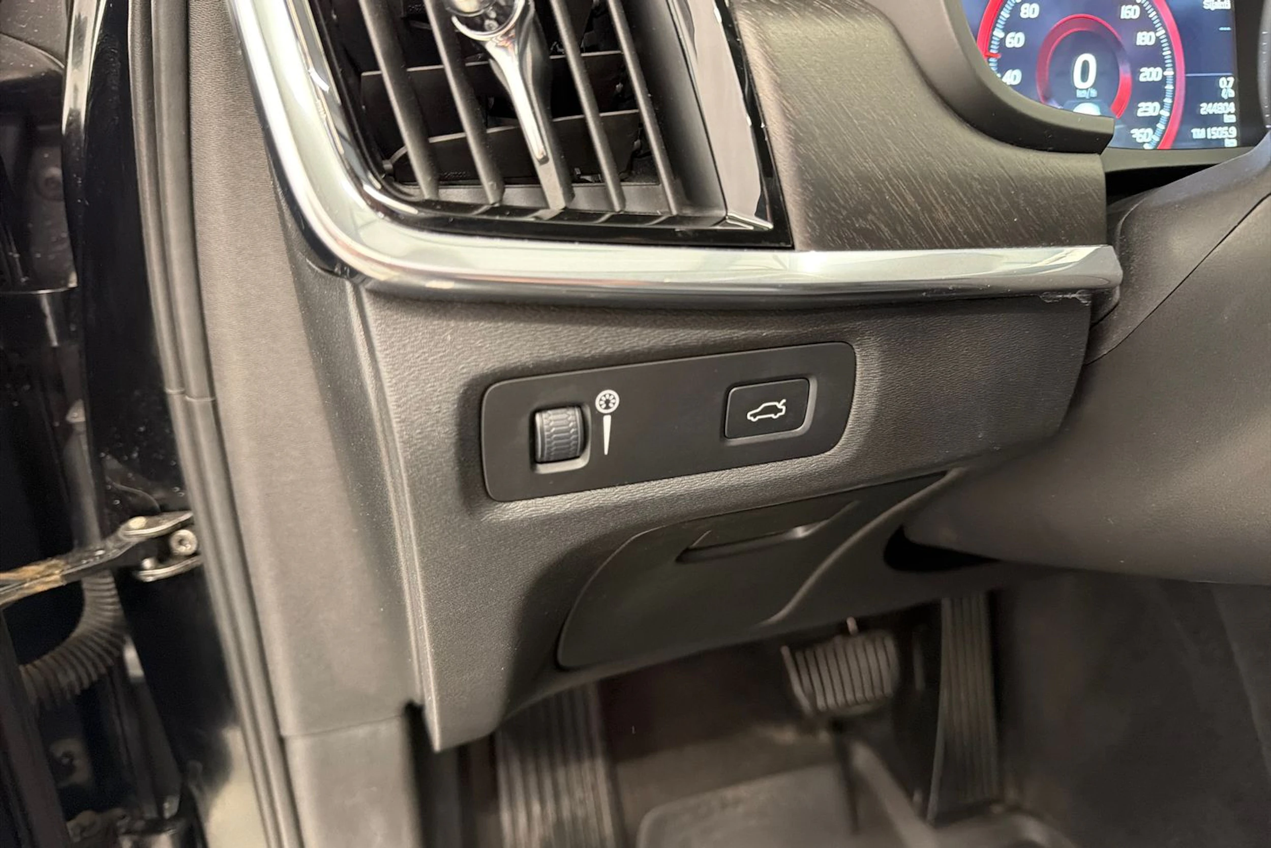 musta Volvo V90 Cross Country 2017 kuva 13.