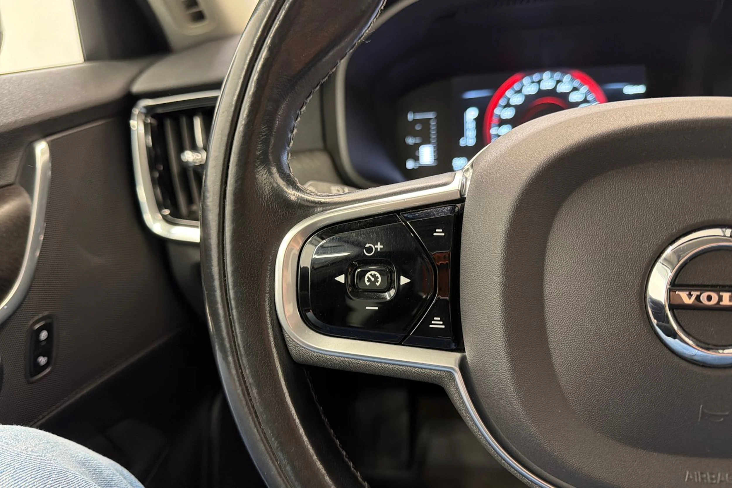 musta Volvo V90 Cross Country 2017 kuva 14.