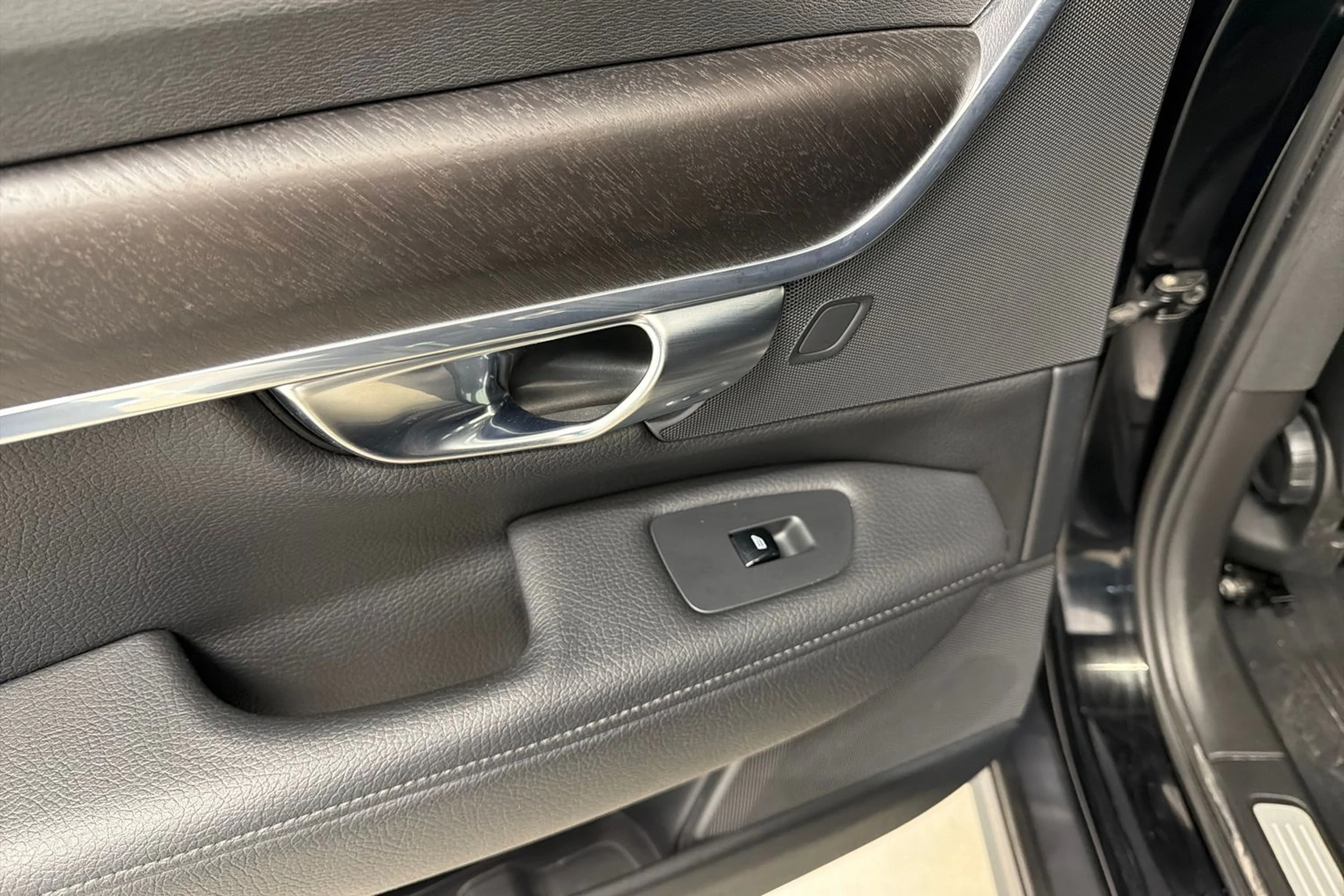 musta Volvo V90 Cross Country 2017 kuva 26.