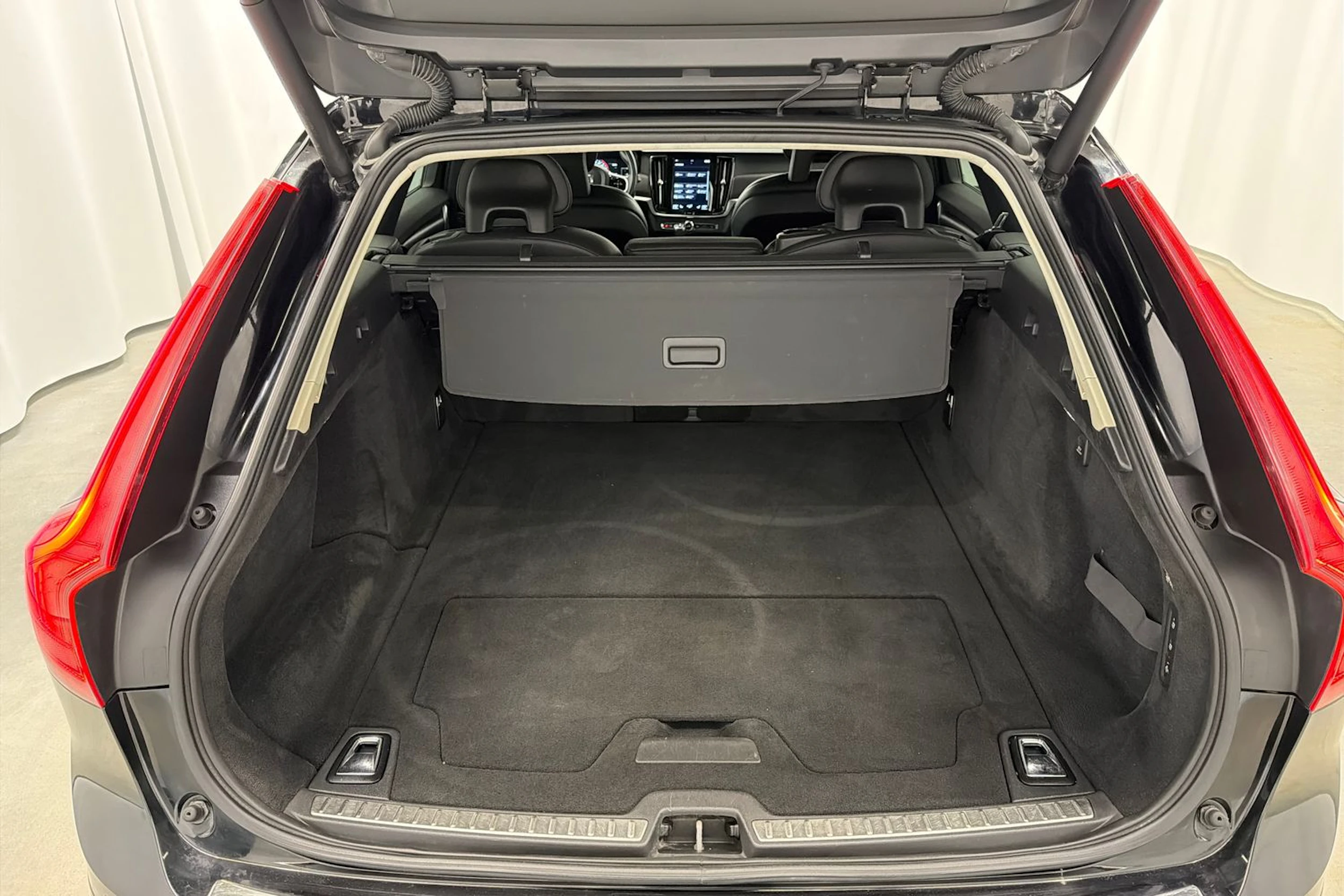 musta Volvo V90 Cross Country 2017 kuva 29.